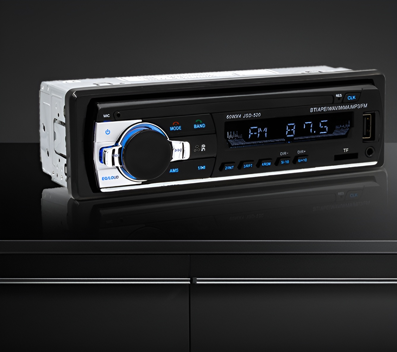Autoradio mit Radiofrequenz und anderen Funktionstasten; schwarze Oberfläche.