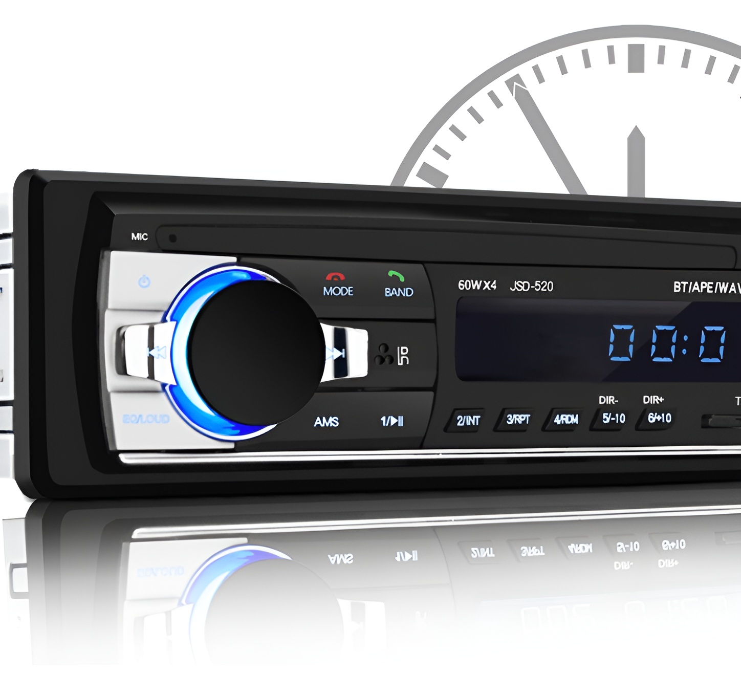 Autoradio mit digitaler Anzeige, die die Uhrzeit anzeigt. Knöpfe und Uhrendesign sind sichtbar.