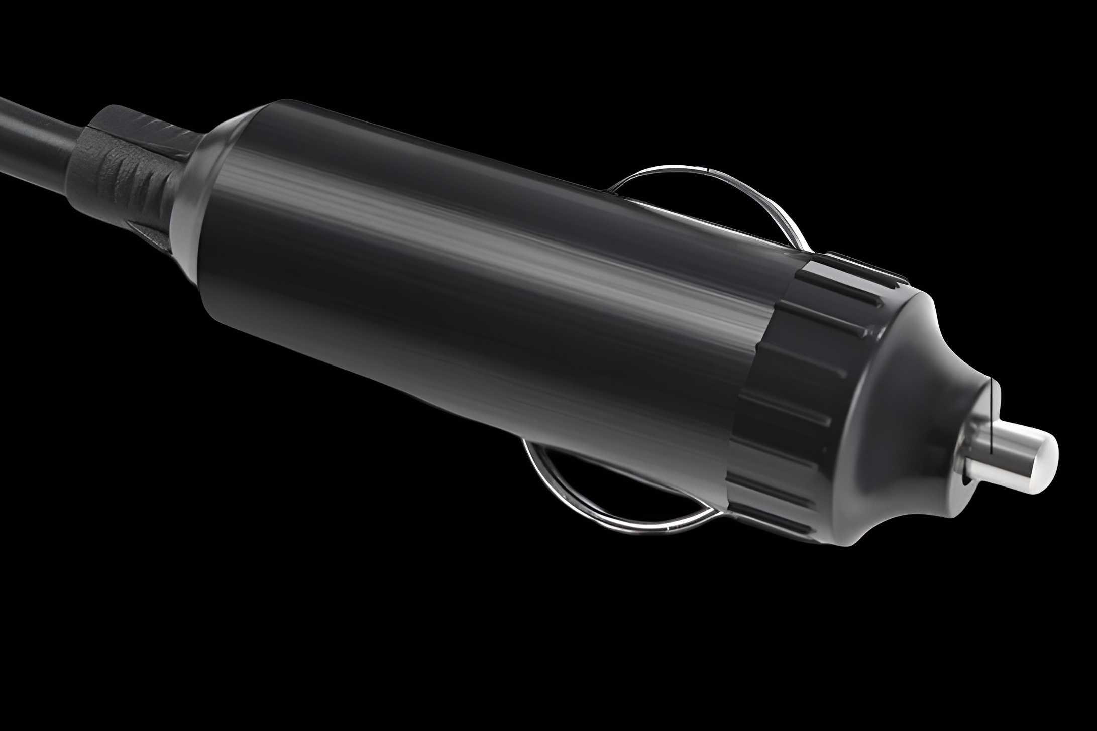 Schwarzer Autoladeadapter. Der Adapter hat eine zylindrische Form mit einem silbernen Ring.