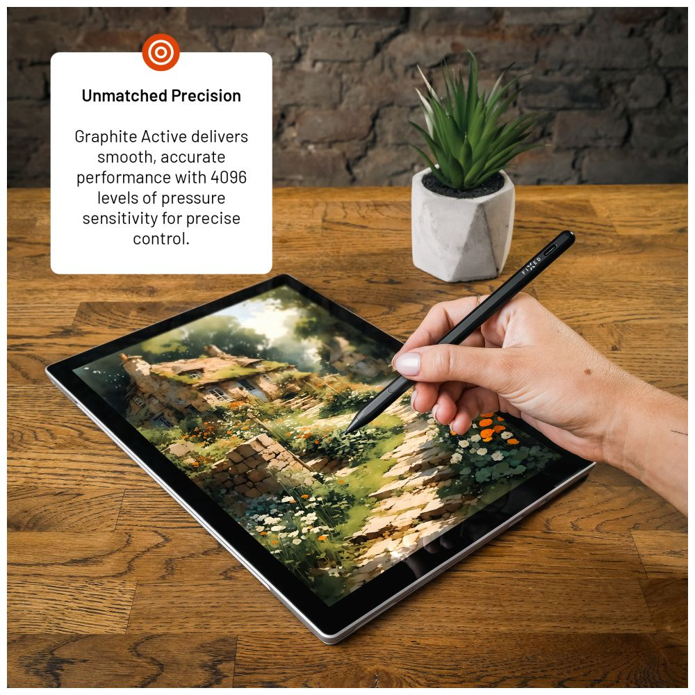 Eine Hand benutzt einen schwarzen Stift auf einem Tablet, Holzttisch, kleine Pflanze.