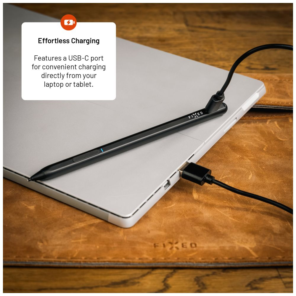 Schwarzer Stift, der mit einem USB-C-Kabel an einen Laptop angeschlossen ist, auf Holzoberfläche.