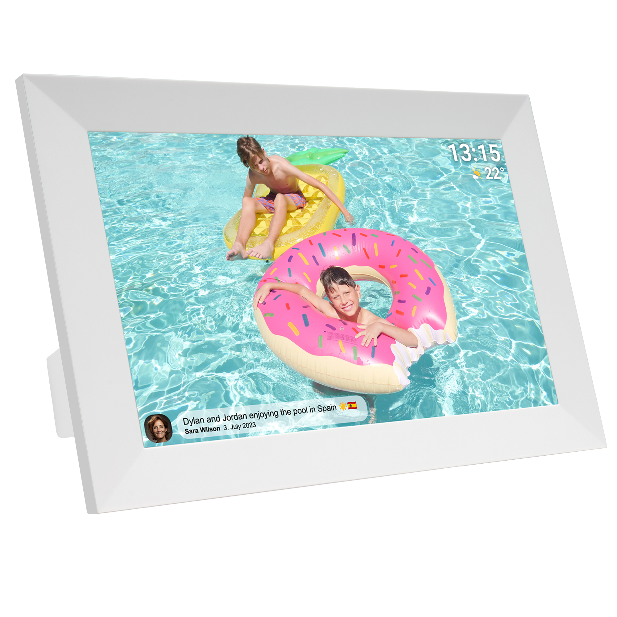Cyfrowa ramka na zdjęcia wyświetlająca dwóch chłopców w basenie z dmuchanymi pontonami, godzinę i temperaturę.