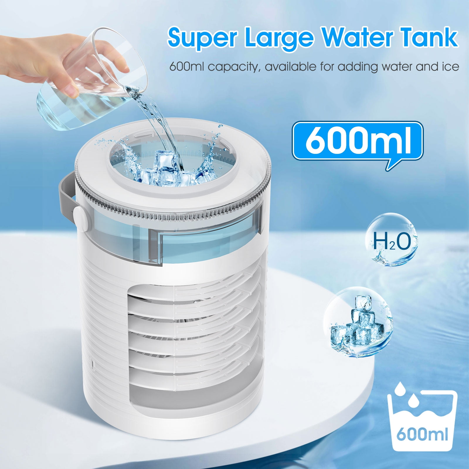Weißer und blauer Kühler. Eine Hand gießt Wasser hinein. Text: Super Large Water Tank. 600ml Fassungsvermögen.