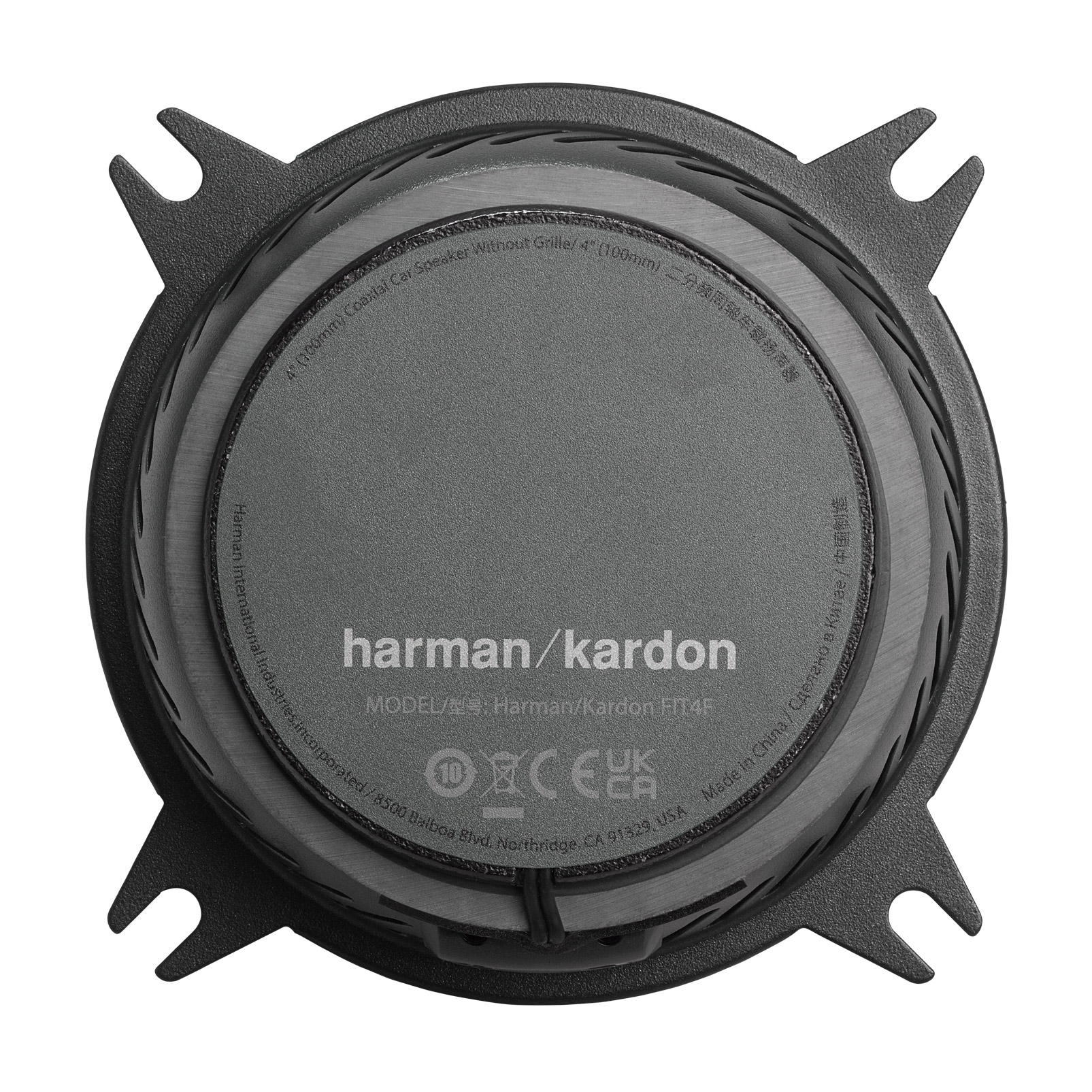 Eine Nahaufnahme eines runden, schwarzen Harman/Kardon-Lautsprechers, der seine Modellnummer und technischen Spezifikationen zeigt.