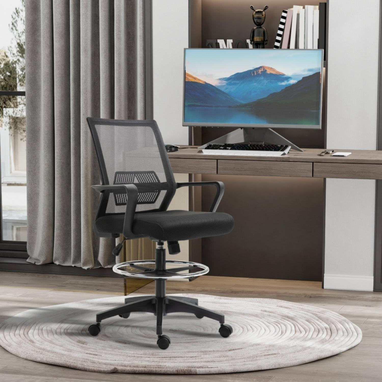Ein schwarzer Bürostuhl mit Netzrücken, in einem Büro mit Schreibtisch und rundem Teppich.