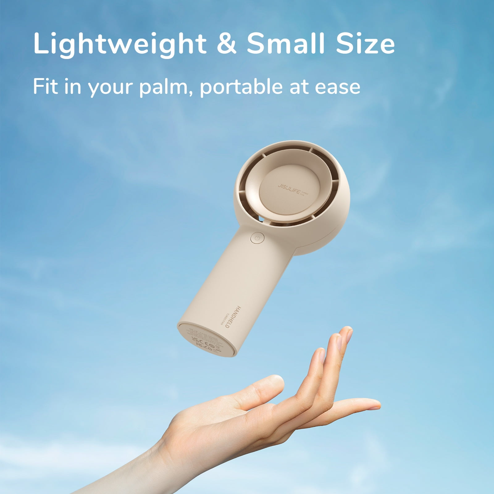 Eine Hand, die einen kleinen weißen Ventilator vor blauem Himmel hält, mit dem Text "Leicht & Klein".