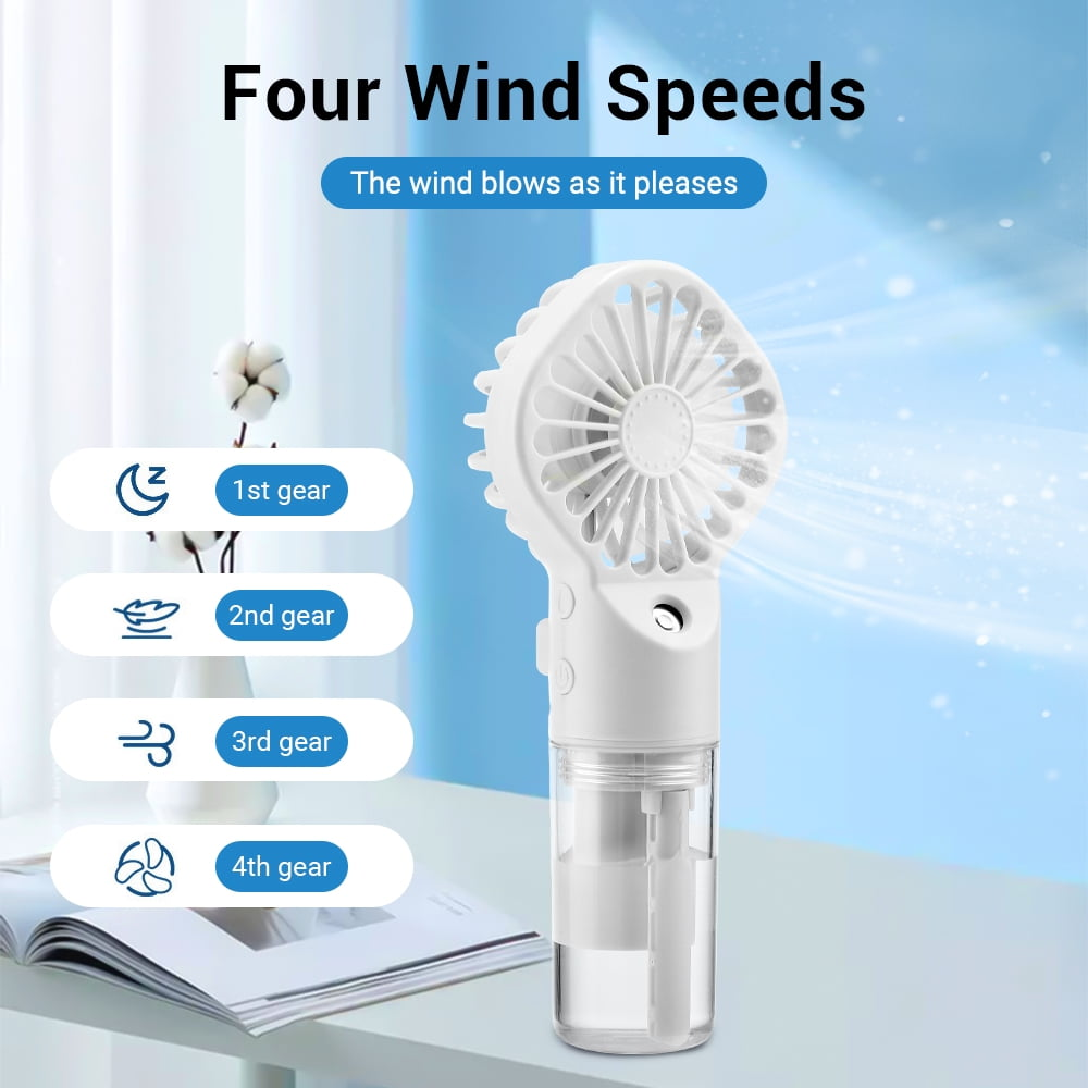 Ein weißer tragbarer Ventilator mit vier Windgeschwindigkeiten, auf einem Tisch mit Buch und Blume.