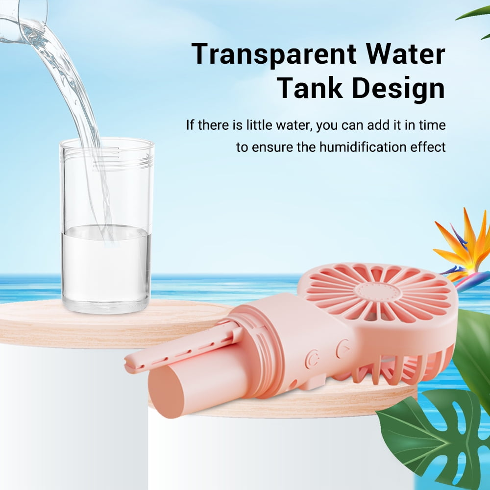 Ein pinkfarbener Handventilator mit transparentem Wassertank. Wasser wird in ein Glas gegossen.