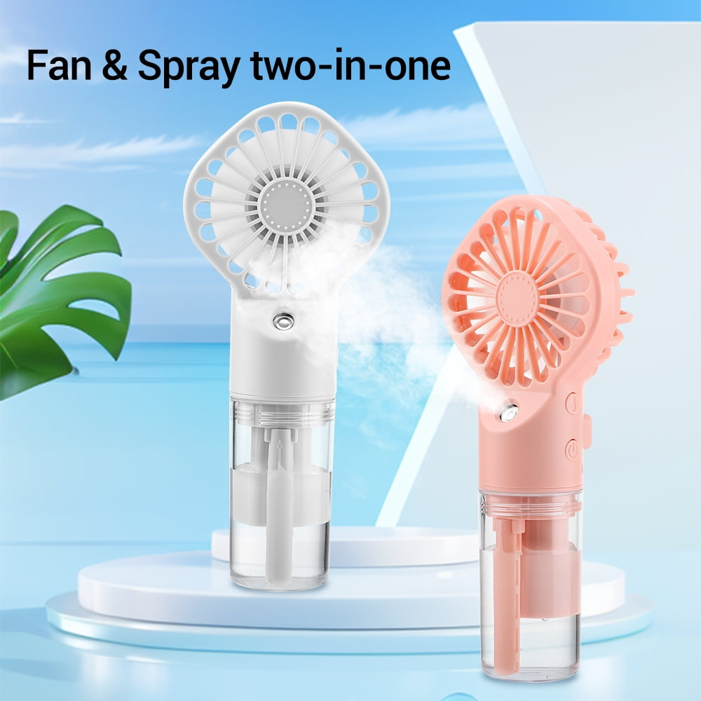 Zwei Handventilatoren, einer weiß und einer rosa, sprühen Nebel. Text 'Fan & Spray zwei in eins'.