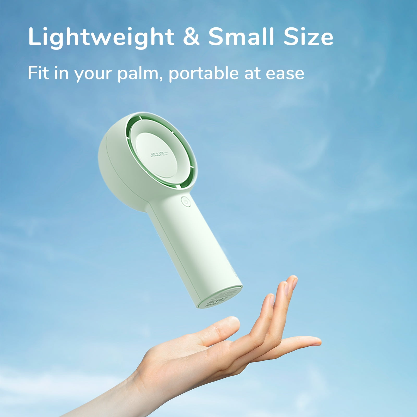 Die Hand einer Person, die einen grün-weißen Handventilator hält. Der Ventilator ist rund und hat ein schlankes Design.