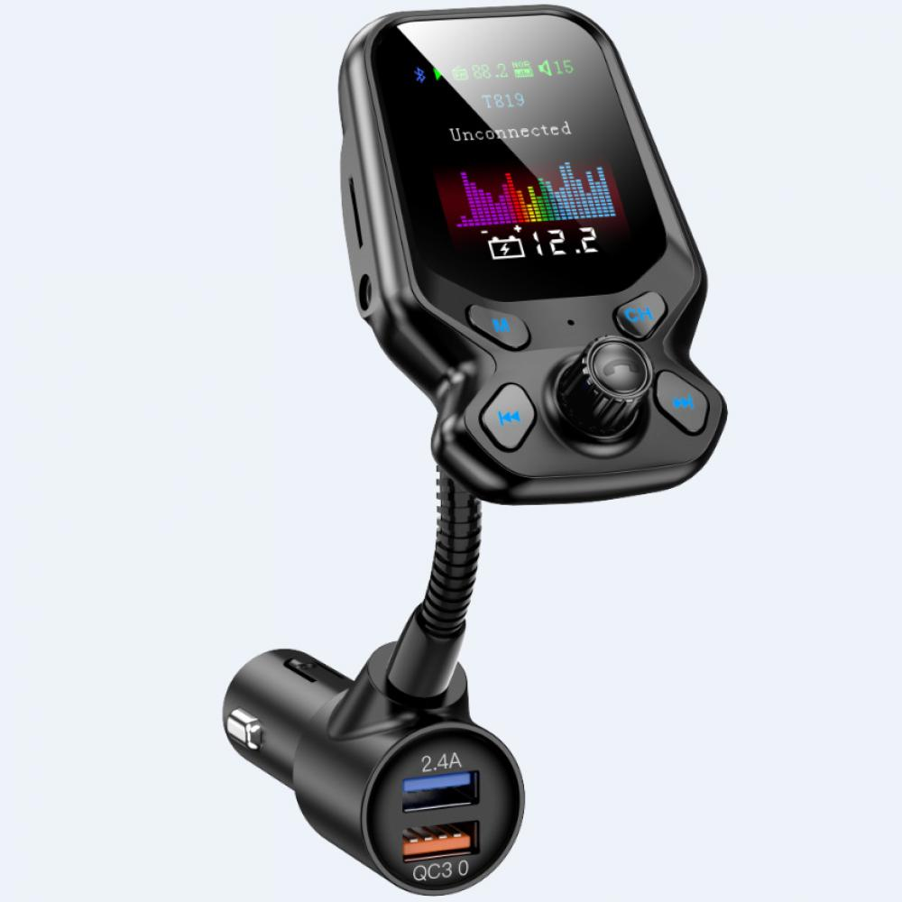 Schwarzes Autoladegerät mit USB-Anschlüssen und Bildschirm. Anzeige zeigt Musikinfo und Spannung.
