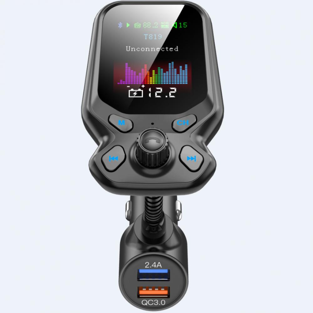Schwarzes Bluetooth-Gerät für Autos mit Bildschirm, der Musikvisualisierungen und Spannung zeigt. Knöpfe und USB-Anschlüsse sind sichtbar.