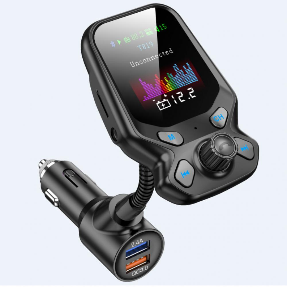 Schwarzes Bluetooth-Gerät für Autos, ähnlich dem ersten Bild, aber abgewinkelt. USB-Anschlüsse und Knöpfe sind sichtbar.