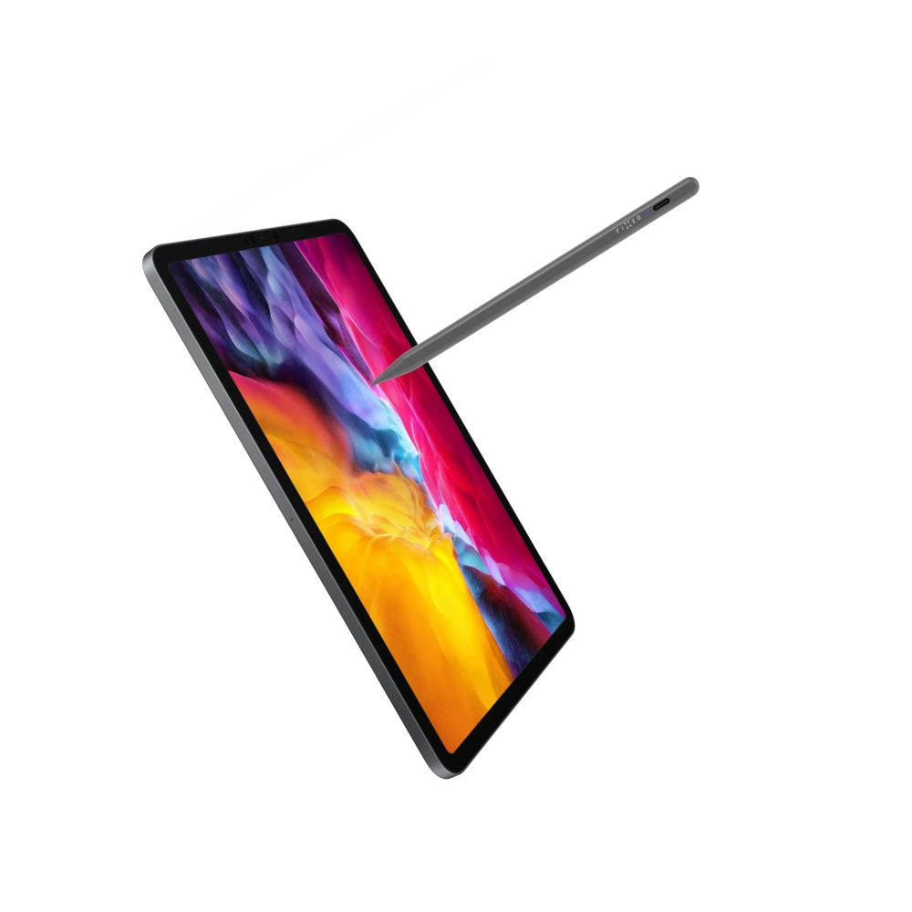 Ein iPad mit einem Stift, der darüber schwebt, vor weißem Hintergrund. Das iPad ist abgewinkelt.