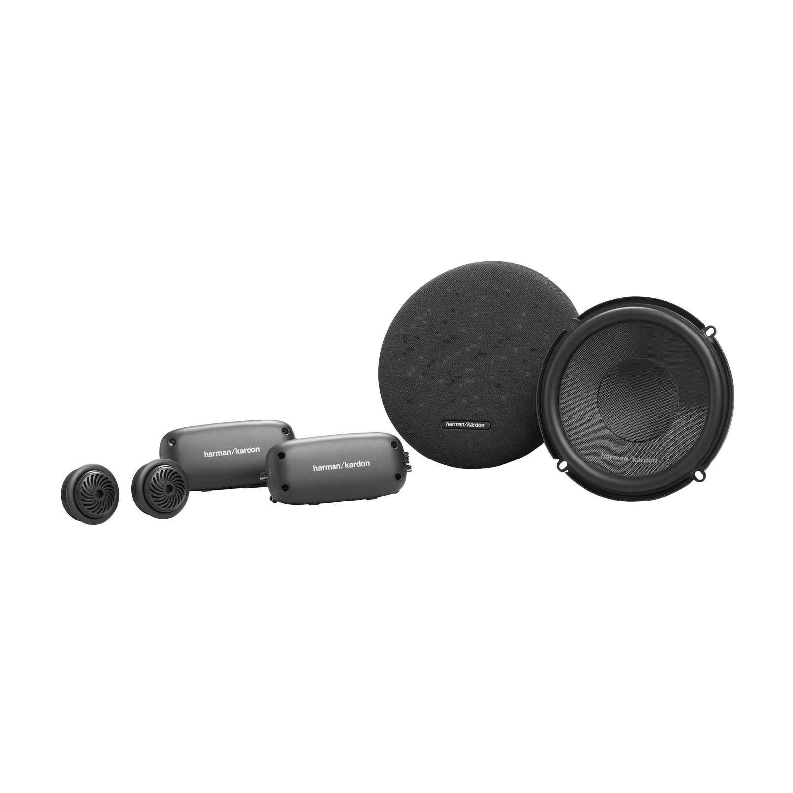 Ein Satz Harman Kardon Auto-Lautsprecher, darunter zwei Hochtöner, zwei Mitteltöner und ein Subwoofer.