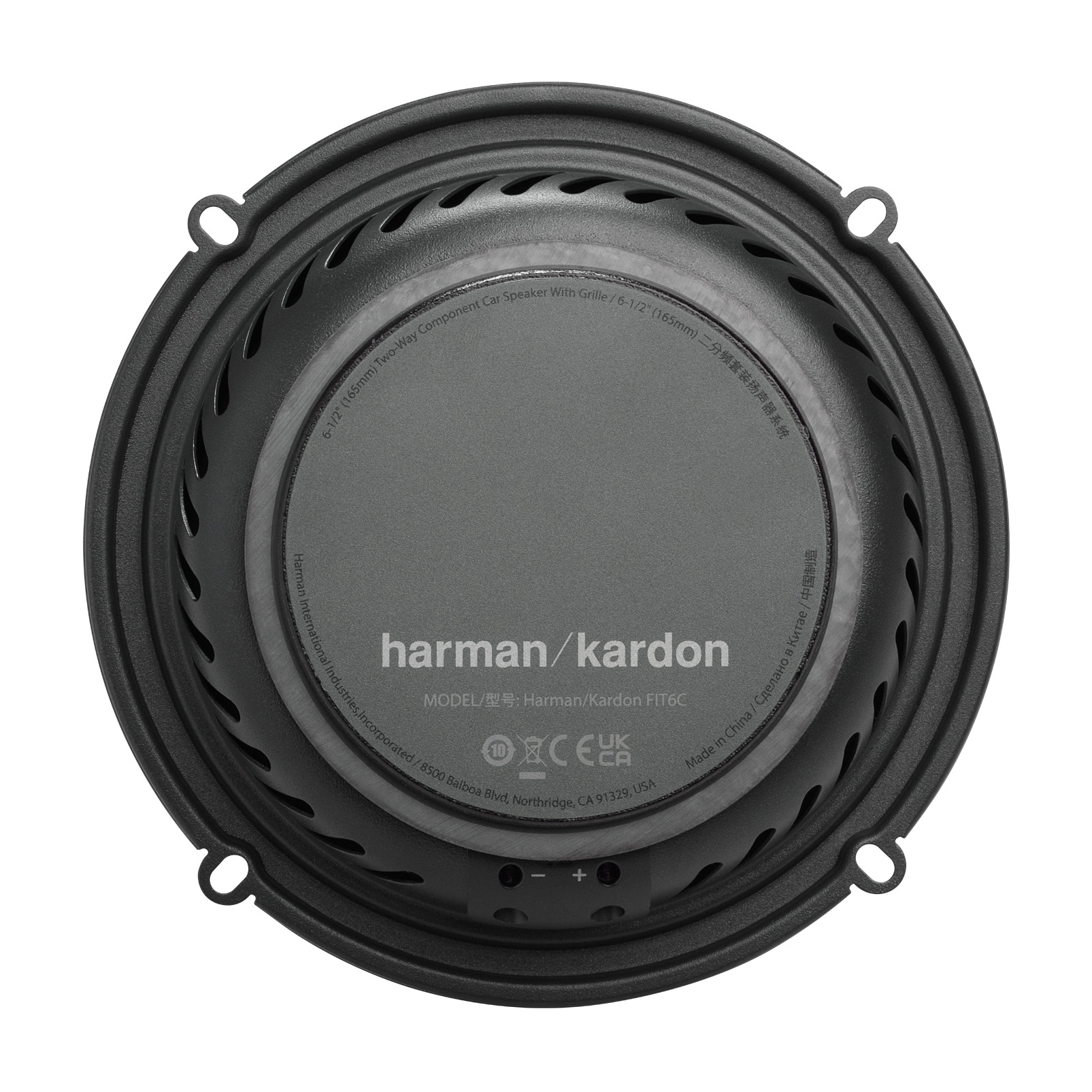 Rückansicht eines schwarzen Harman Kardon Autolautsprechers. Der Lautsprecher hat ein Etikett mit Text und Logos.
