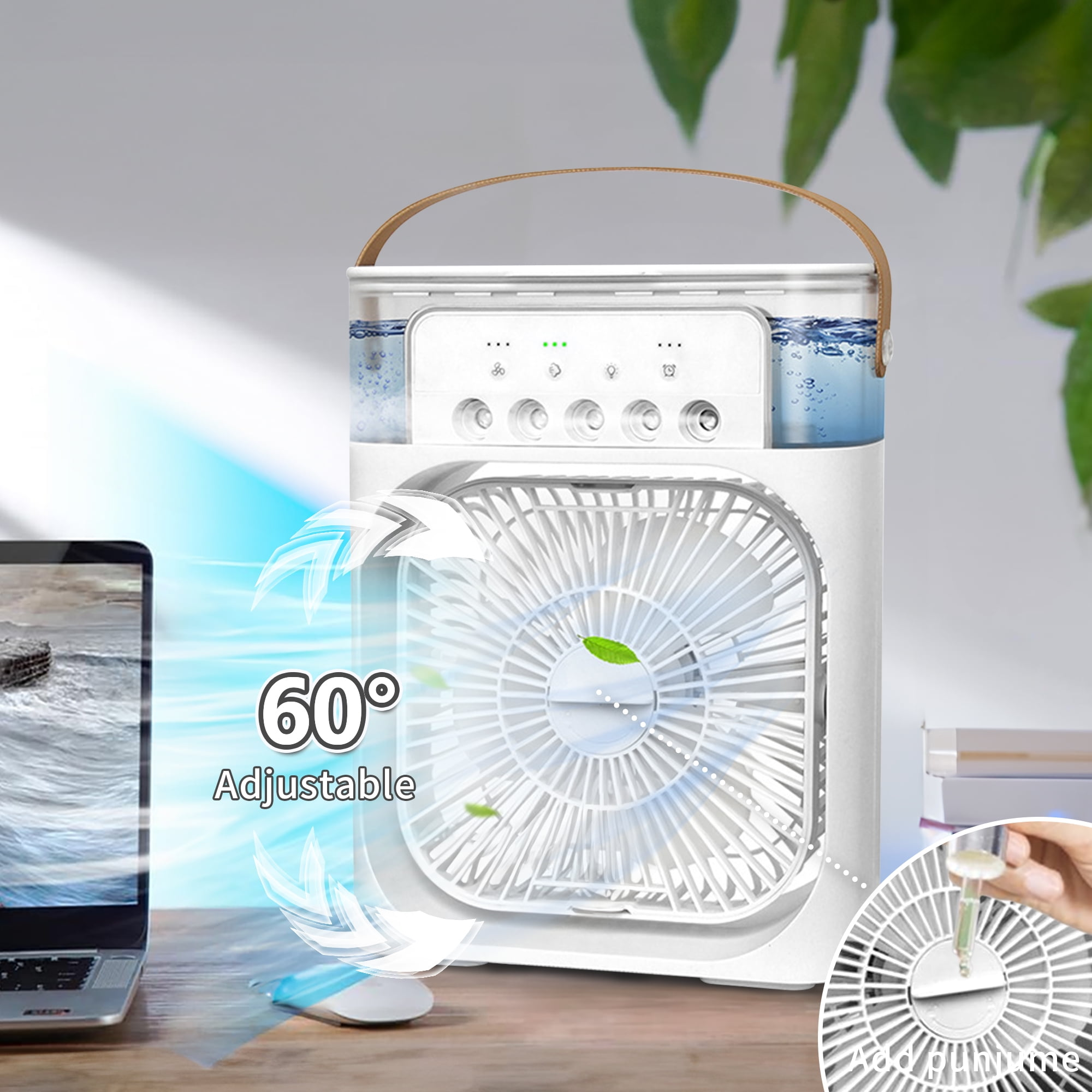 Ein weißer Ventilator mit Wassertank und braunem Griff. Auf dem Tisch liegen ein Laptop und eine Maus.