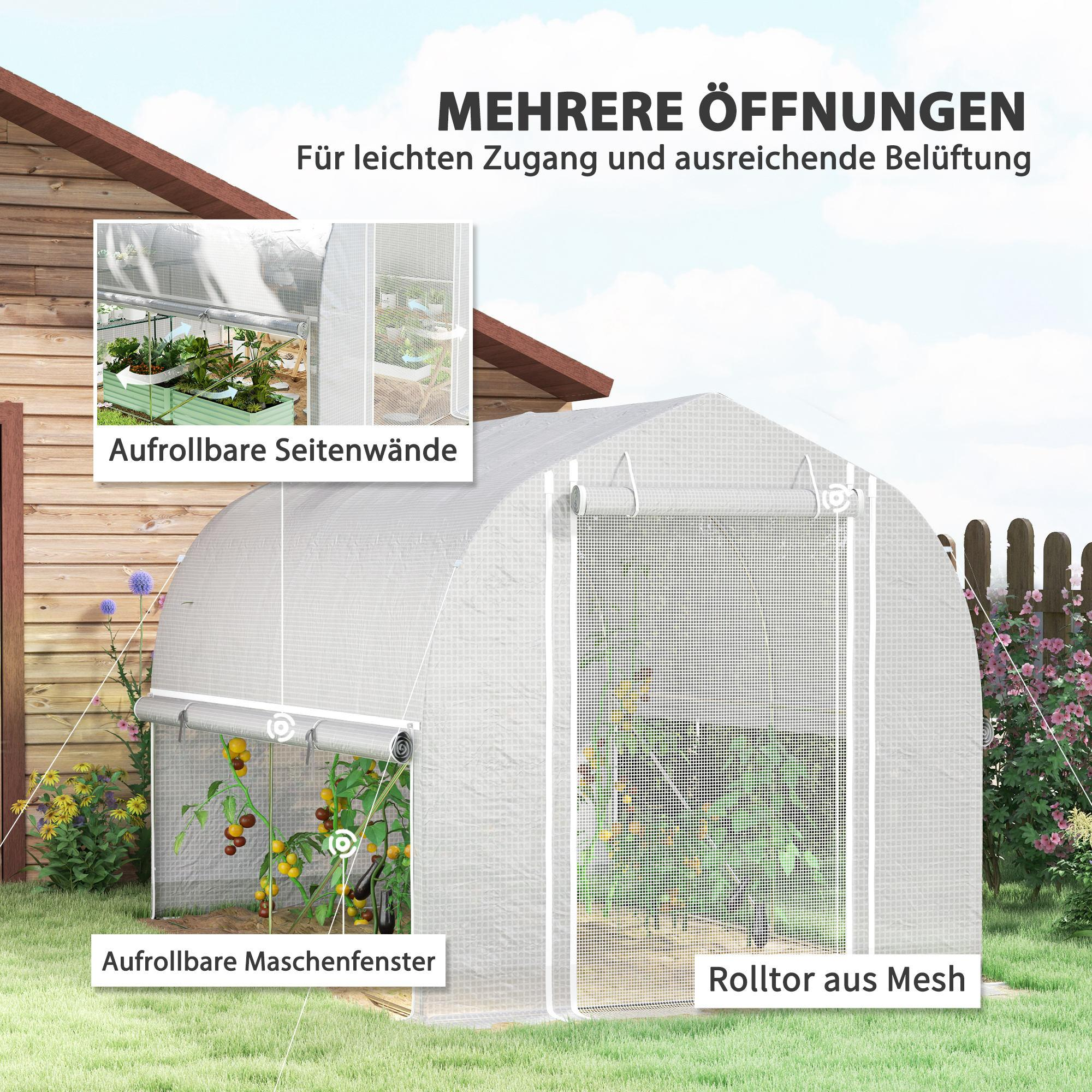 Ein kleines Gewächshaus mit aufrollbaren Seitenwänden und einer Rolltür aus Mesh steht in einem Garten.