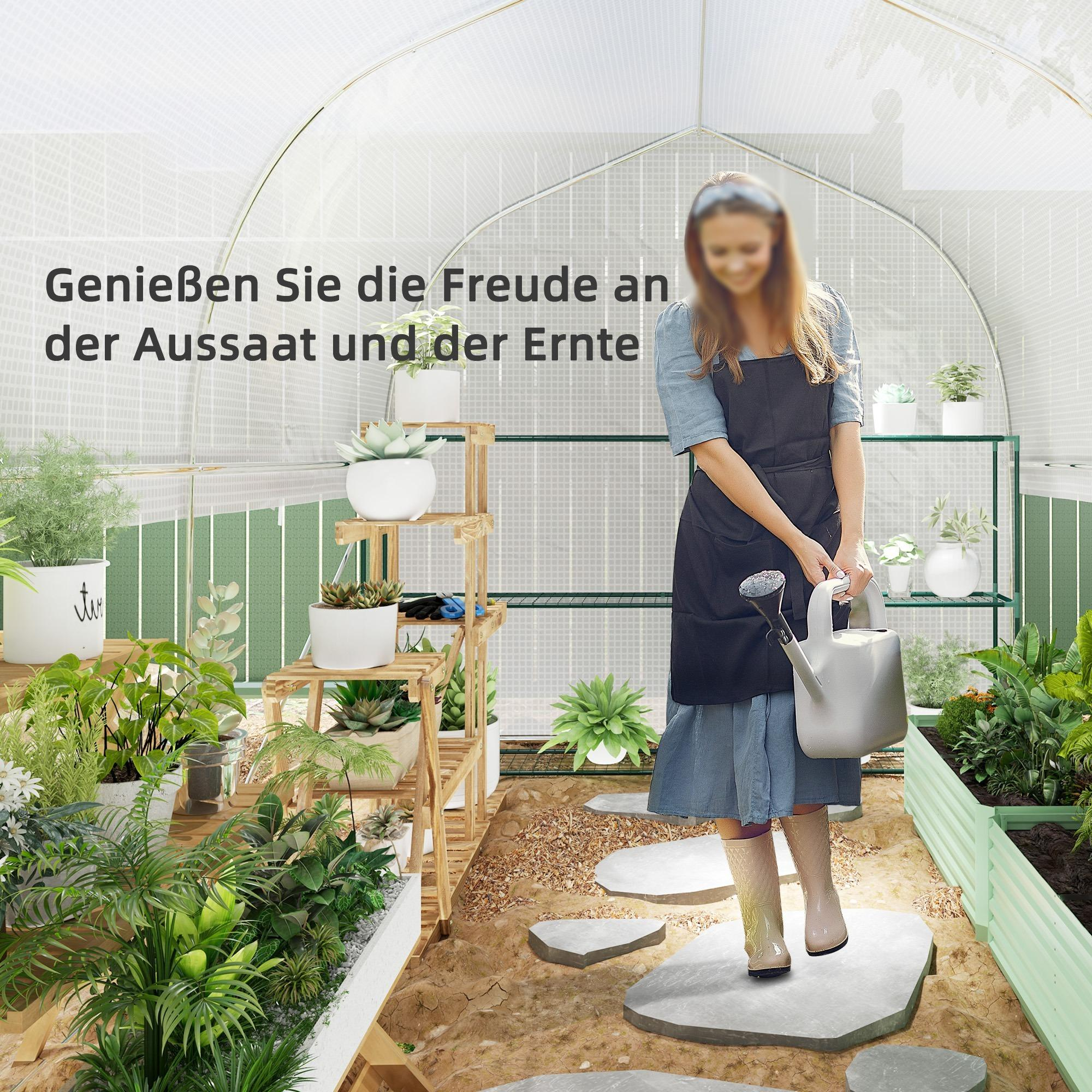 Eine Frau mit einer Gießkanne in einem Gewächshaus. Pflanzen und ein Holzregal sind sichtbar. Der Text ist deutsch.