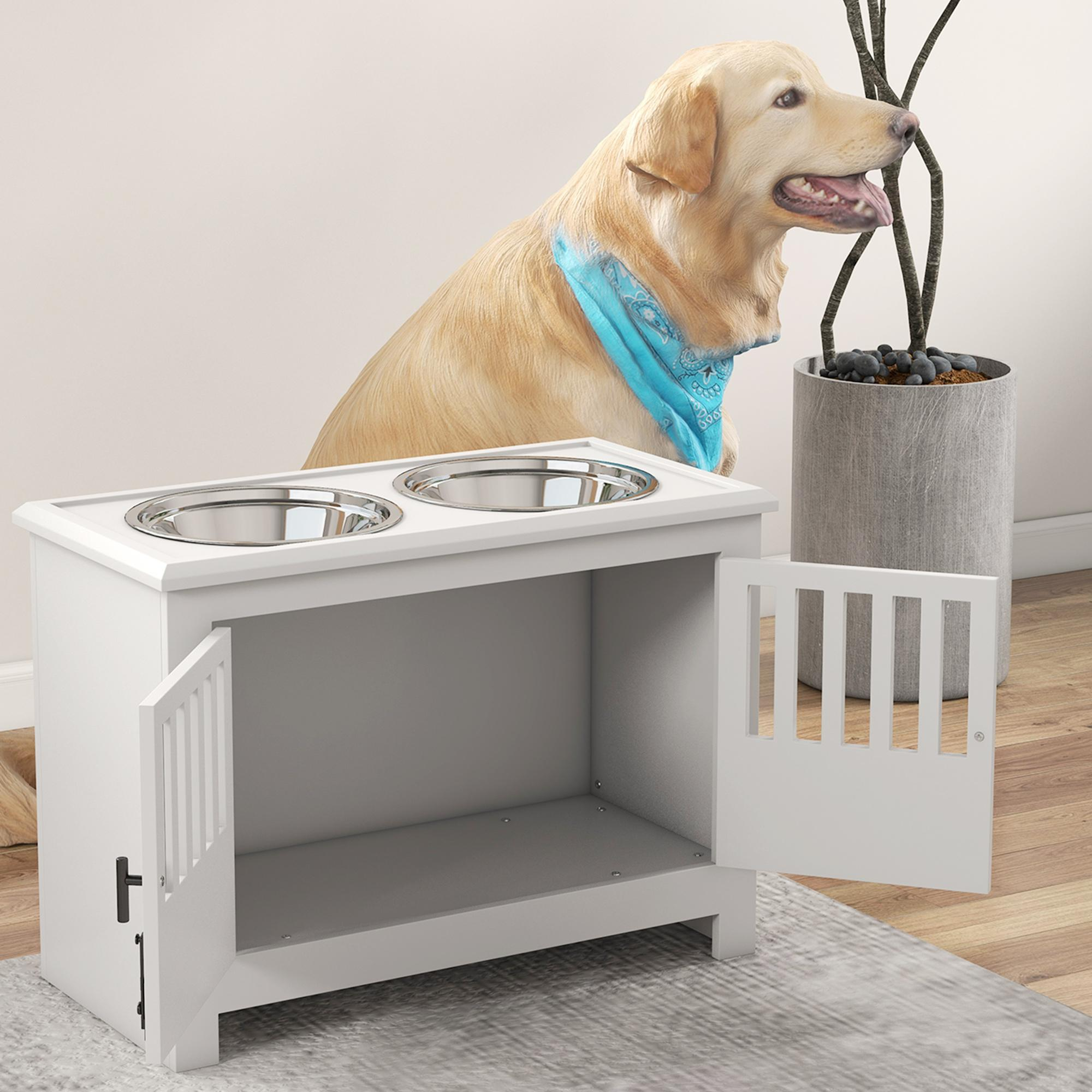 Ein Hund sitzt neben einem weißen Futternapfschrank. Die Schranktüren sind offen. Der Hund hat ein blaues Halstuch.