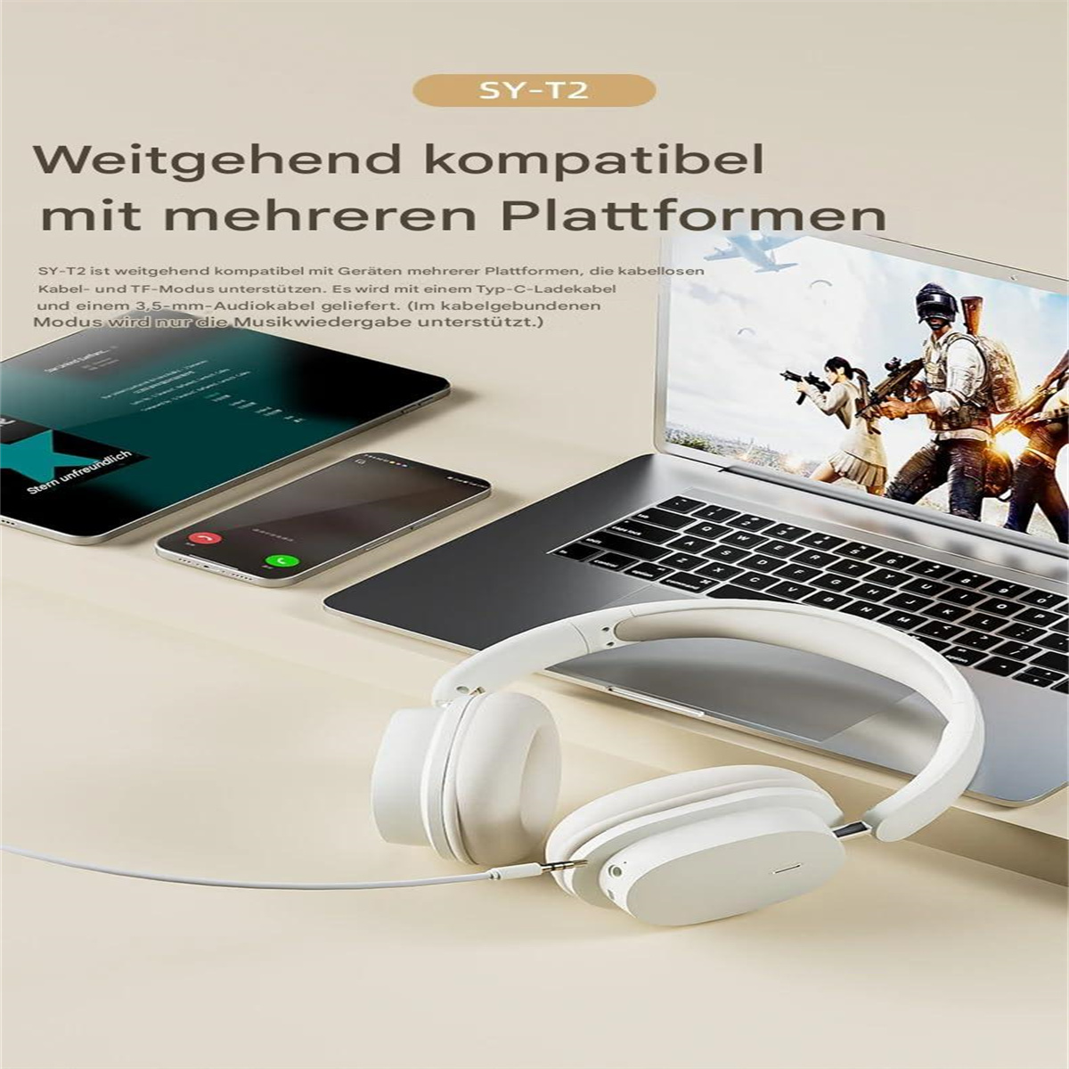 Weiße Kopfhörer neben einem Laptop, Tablet und Telefon, mit Personen, die ein Spiel auf dem Laptop-Bildschirm spielen.