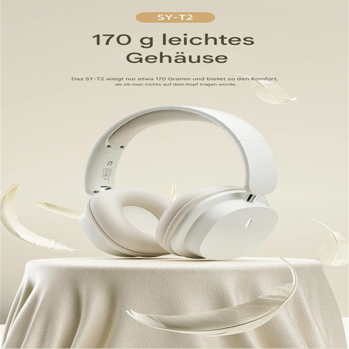 Weiße Kopfhörer auf weißer Oberfläche mit Federn. Text auf Deutsch: 170g leichtes Gehäuse.