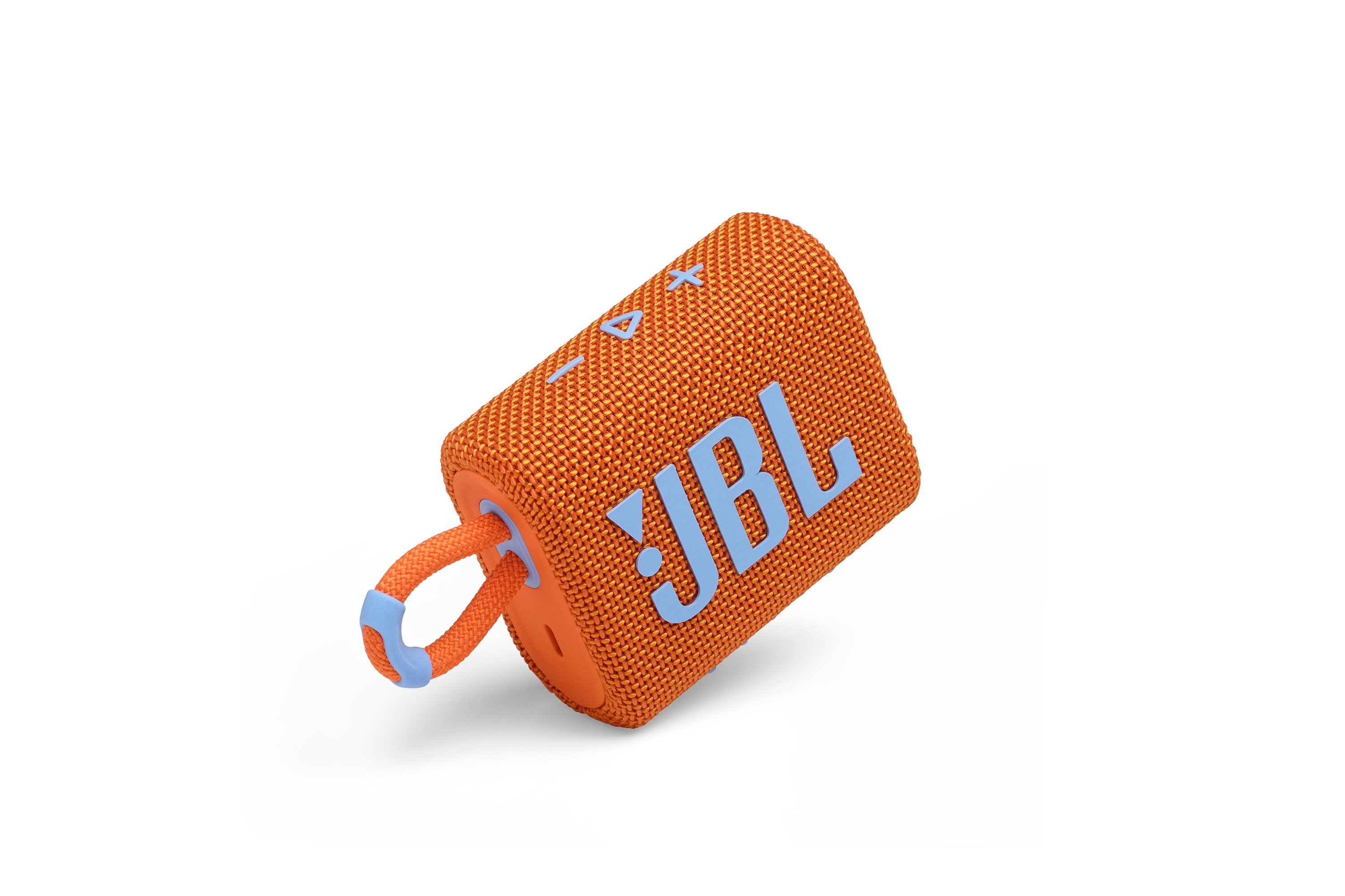 Pomarańczowy głośnik JBL z niebieskimi akcentami, widok z ukosa, na białym tle.