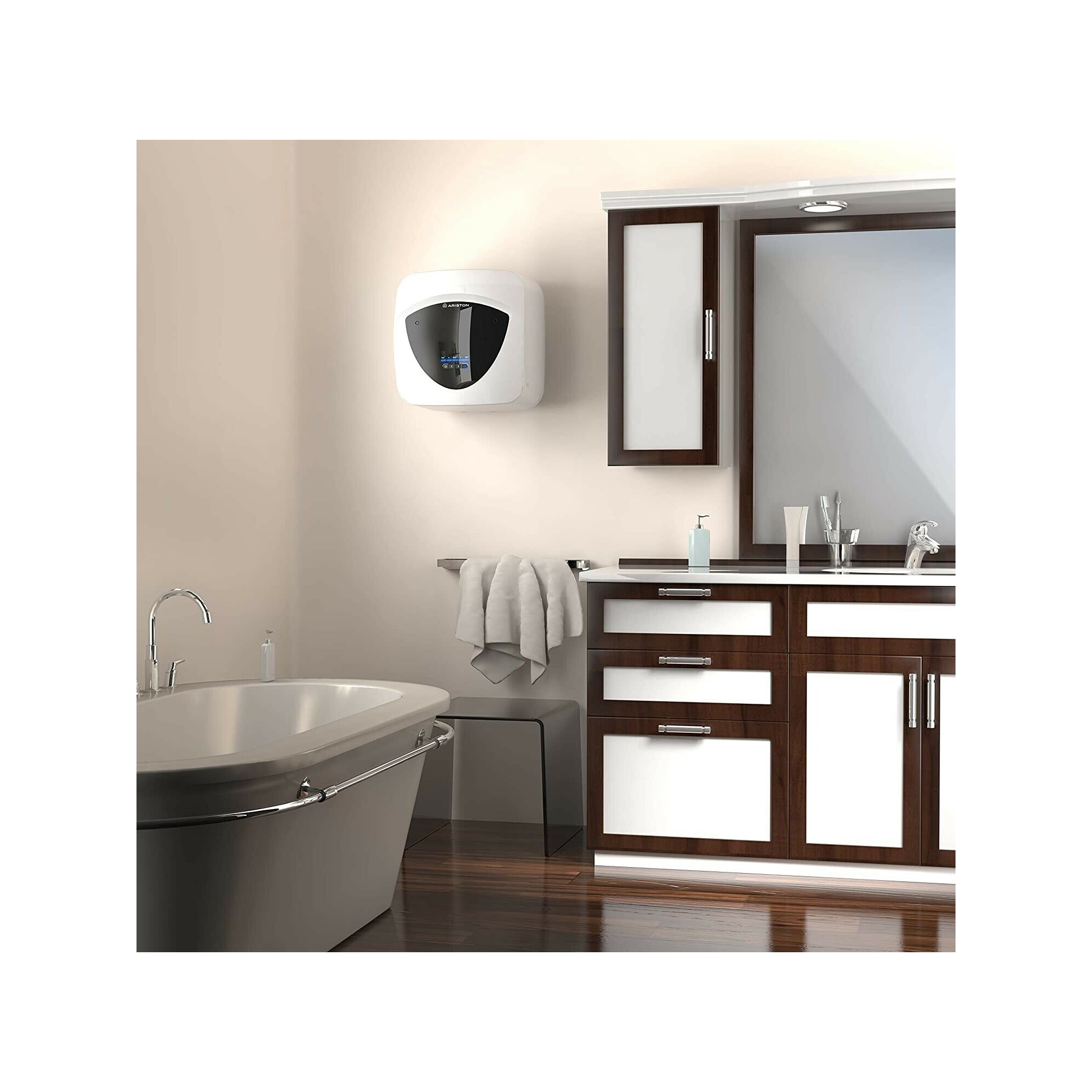 Scena bagno con mobili in legno bianco e scuro. Scaldabagno Ariston a parete. Vasca da bagno nell'angolo.