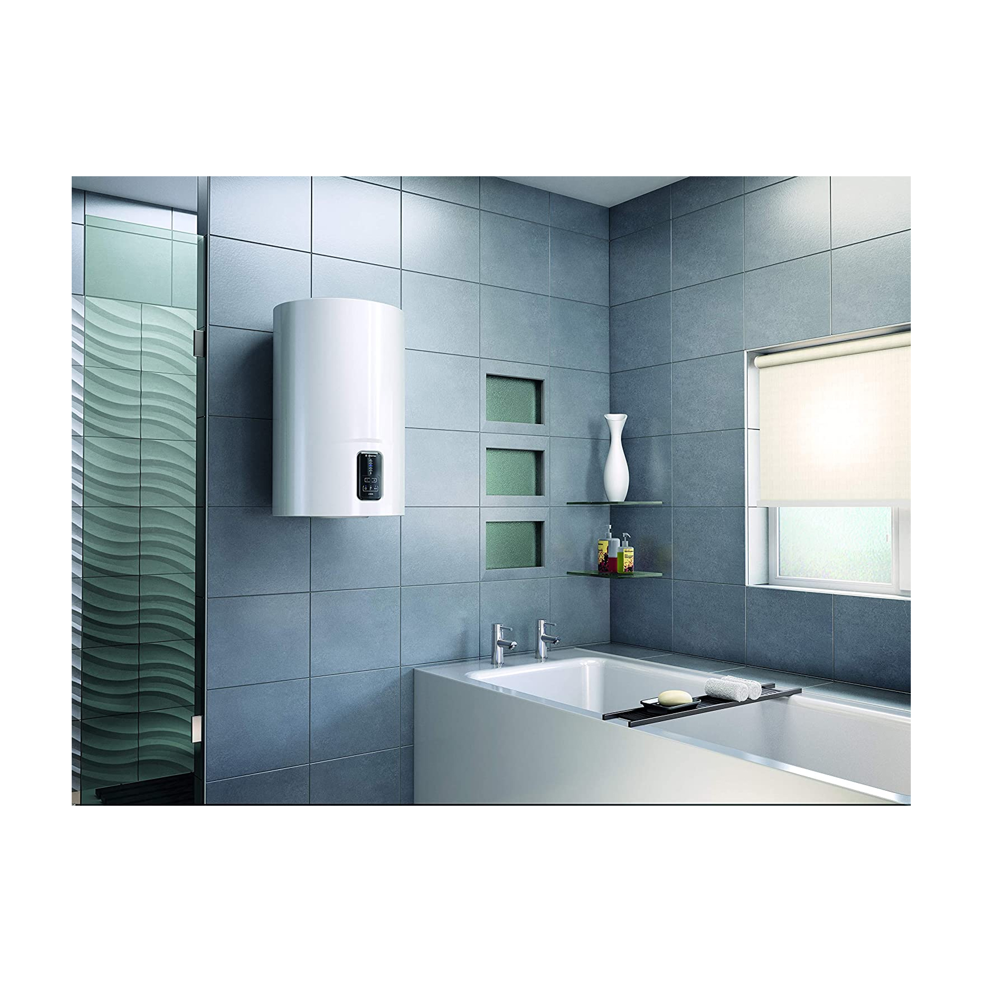 Scena bagno con scaldabagno bianco montato su una parete piastrellata. Sono presenti vasca e accessori.