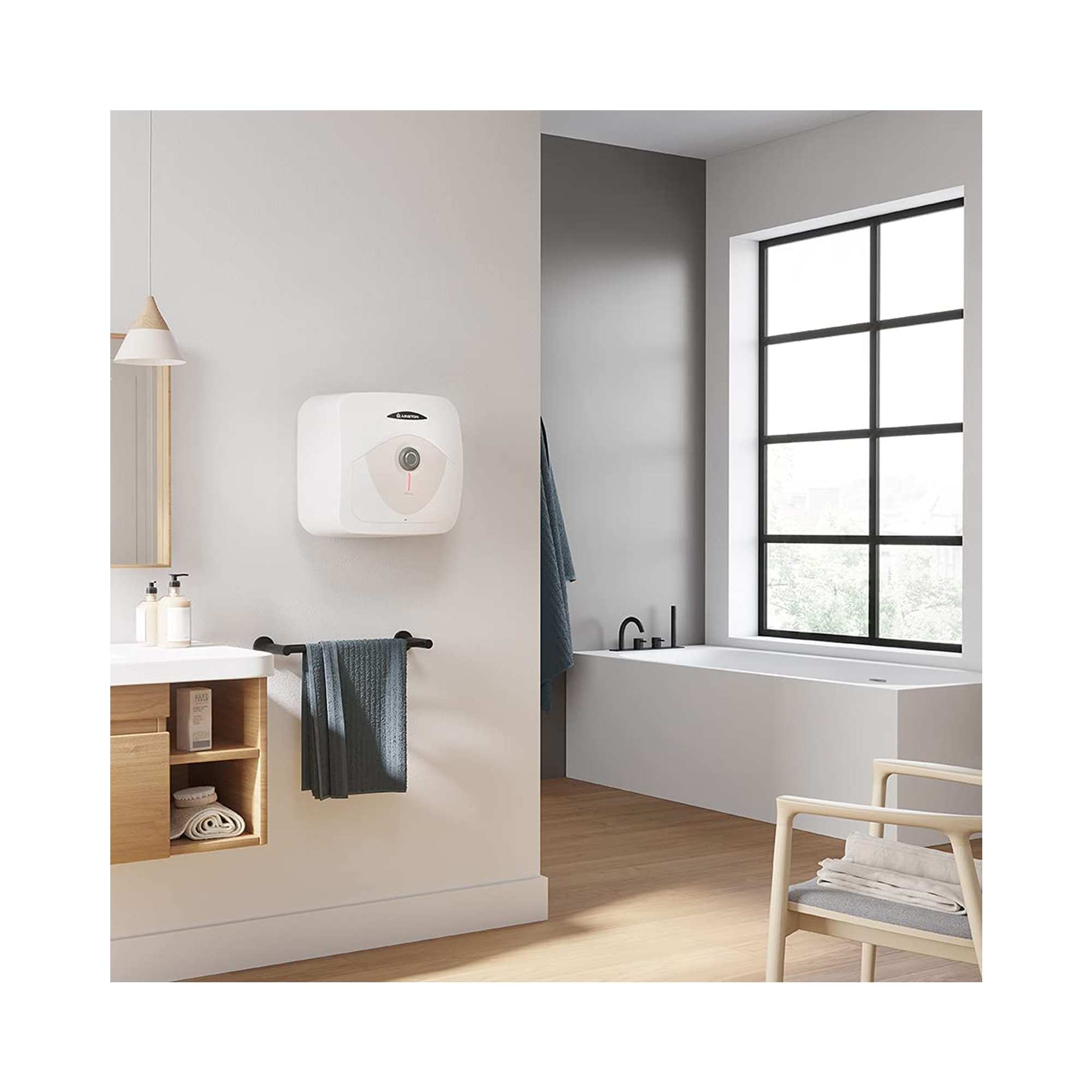 Scena del bagno. Uno scaldabagno bianco è montato a parete. Sono visibili specchio, lavandino e portasciugamani.