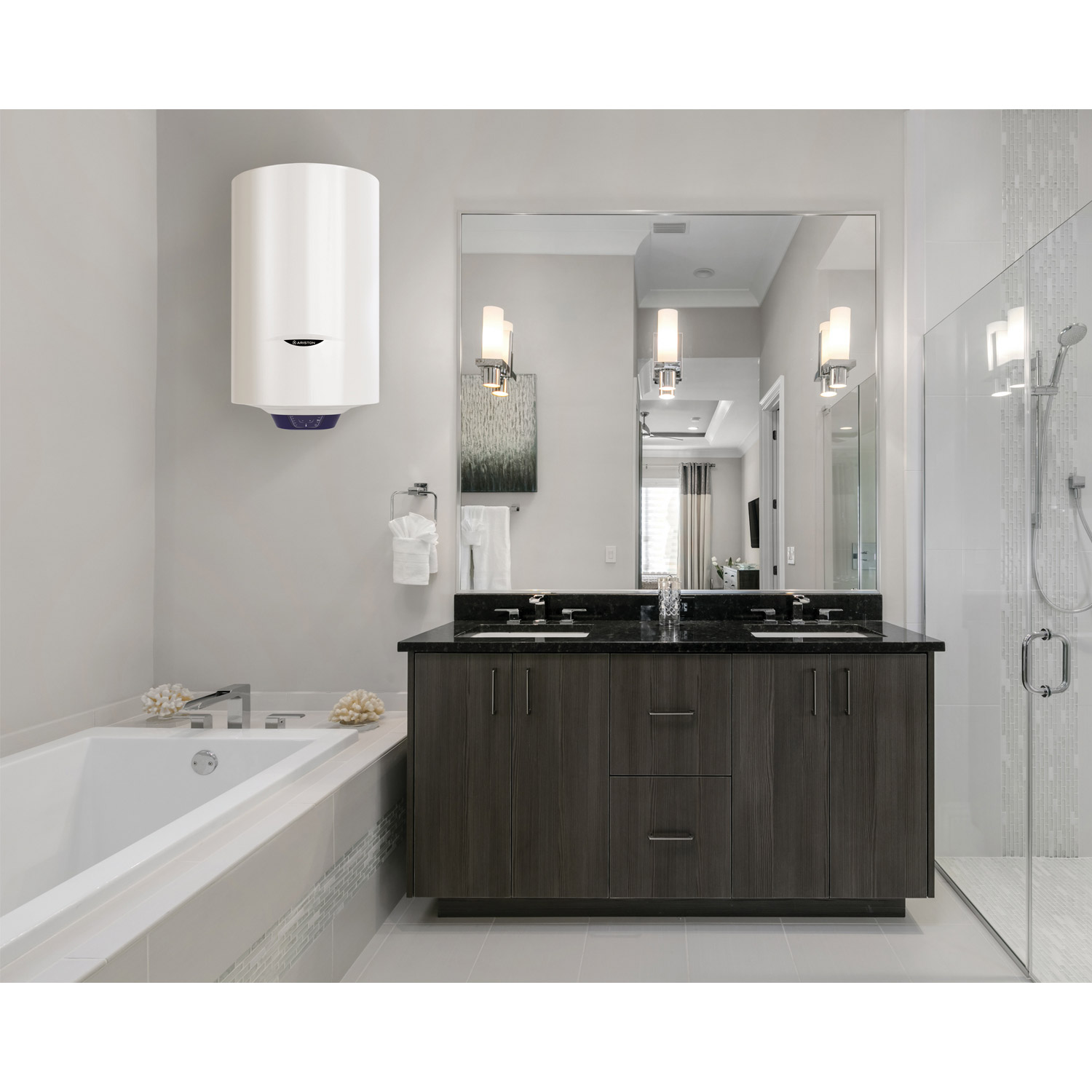 Scena bagno con scaldabagno bianco a parete. Sono visibili un grande specchio e un doppio lavandino.