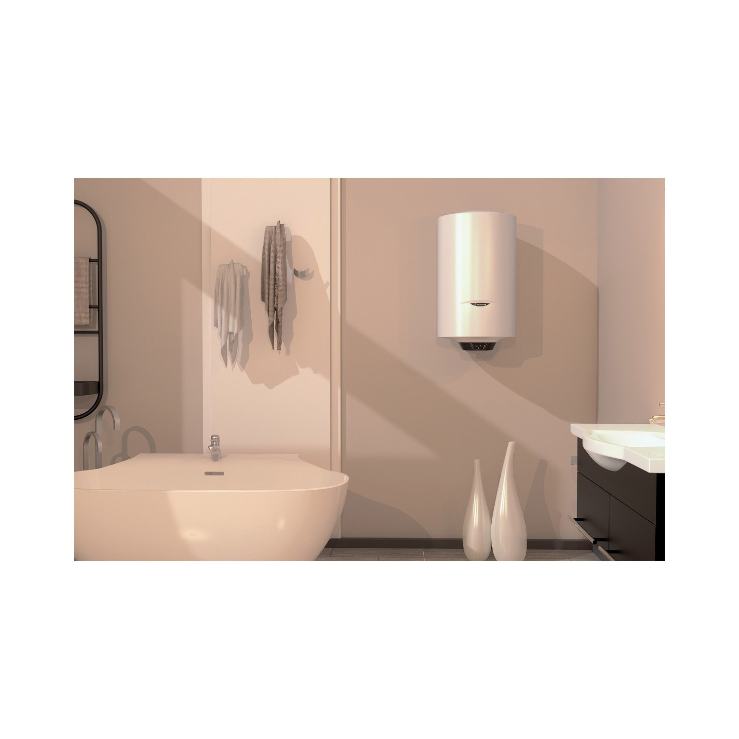 Bagno con vasca, scaldabagno e lavandino. Lo scaldabagno è montato a parete. Due vasi sul pavimento.