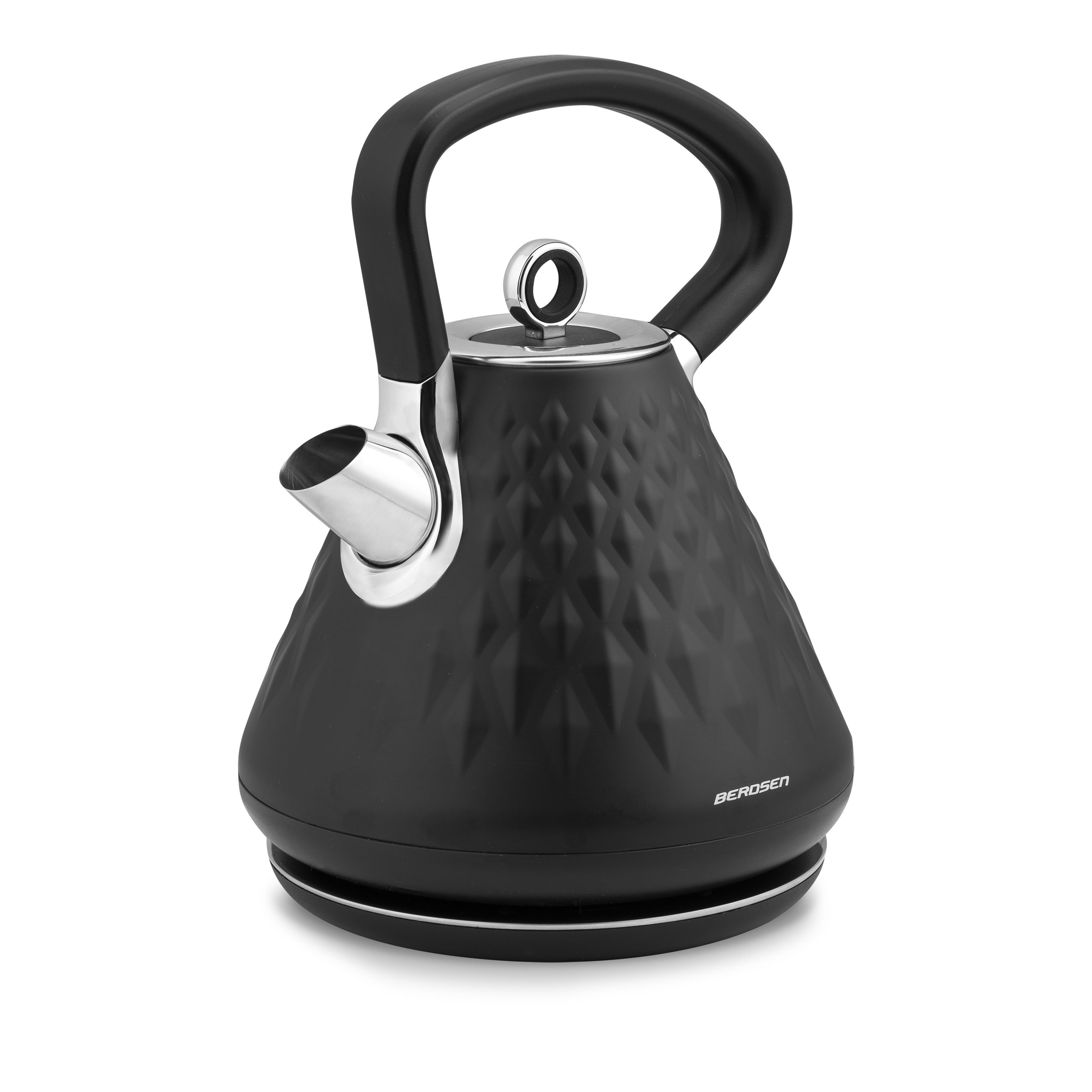 Czarny czajnik z diamentowym wzorem na białym tle. Ma czarny uchwyt i srebrny dzióbek.