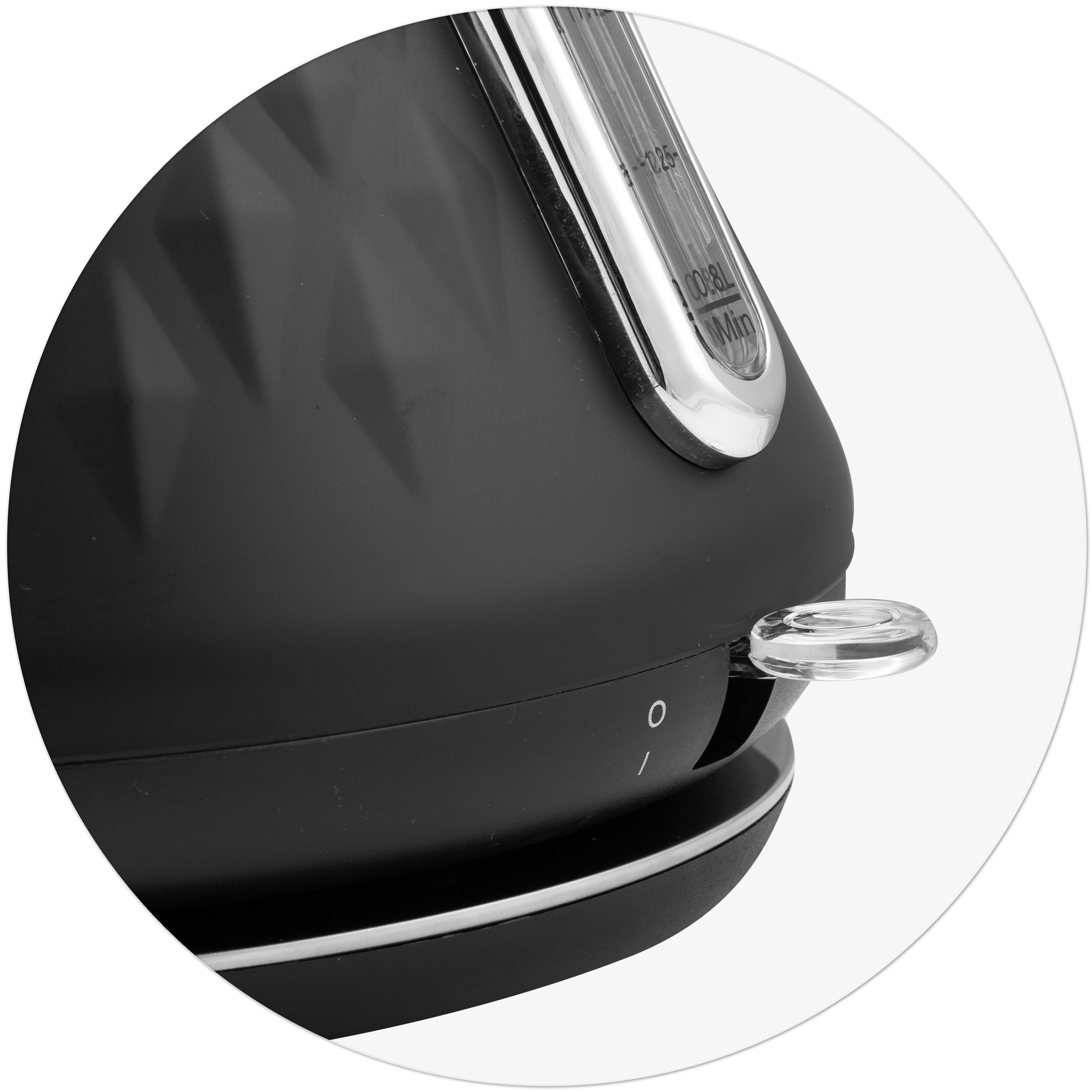 Zbliżenie czarnego czajnika z wzorem diamentu, pokazujące wylewkę i uchwyt.