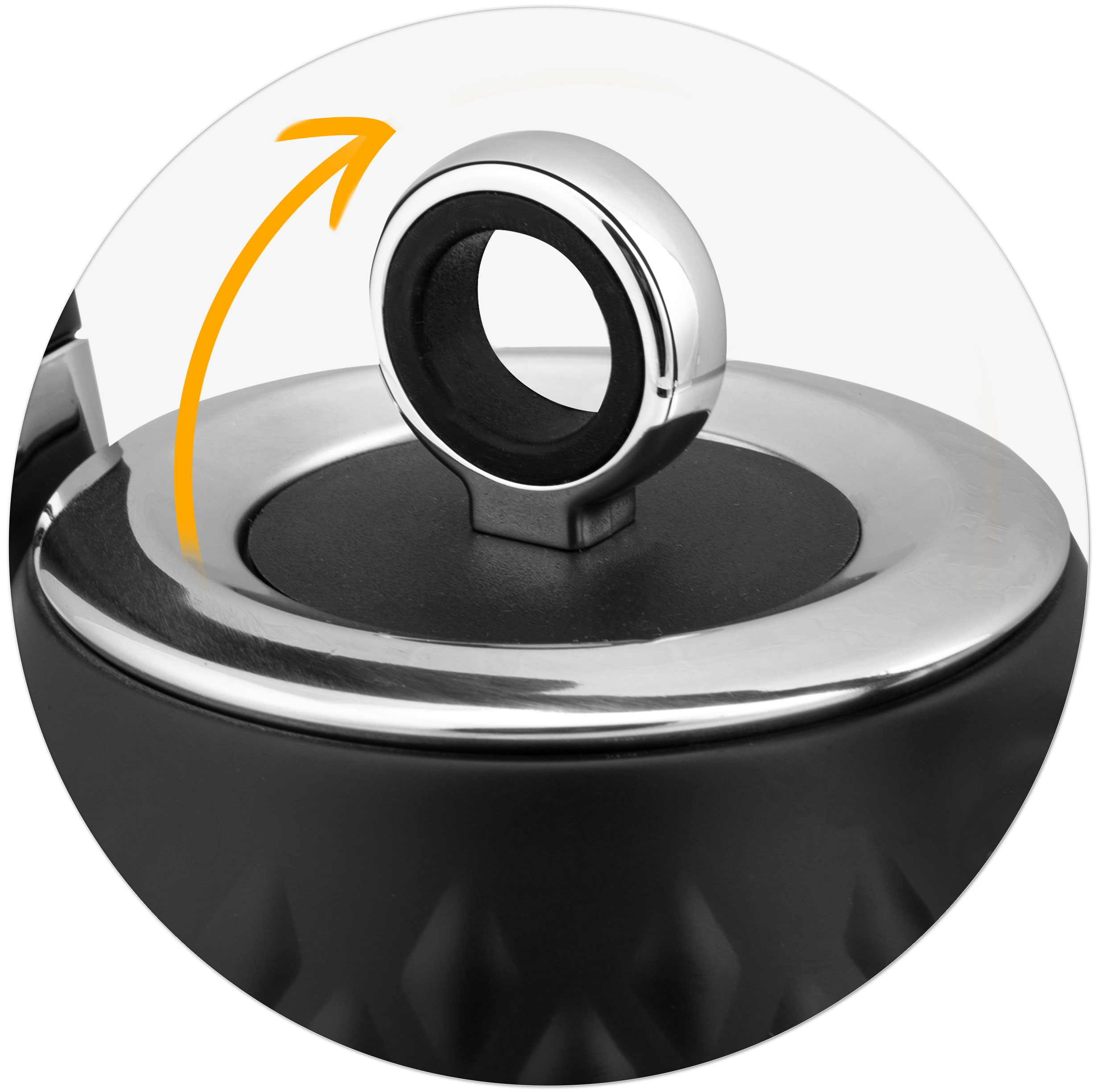 Zbliżenie pokrywki czajnika ze srebrną obwódką i czarnym środkiem, ze strzałką w górę.