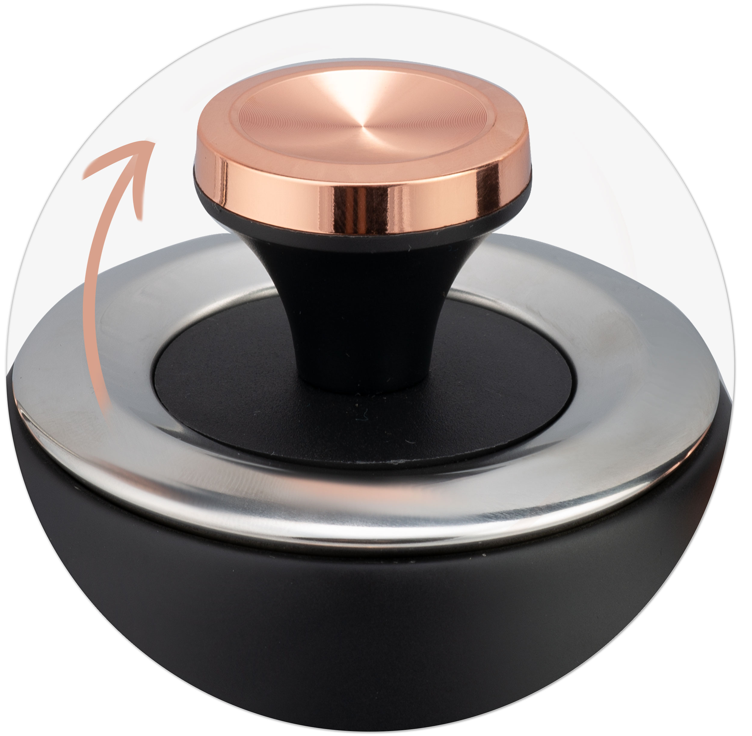 Zbliżenie pokrywy czajnika z miedzianym środkiem, srebrną obwódką i strzałką.