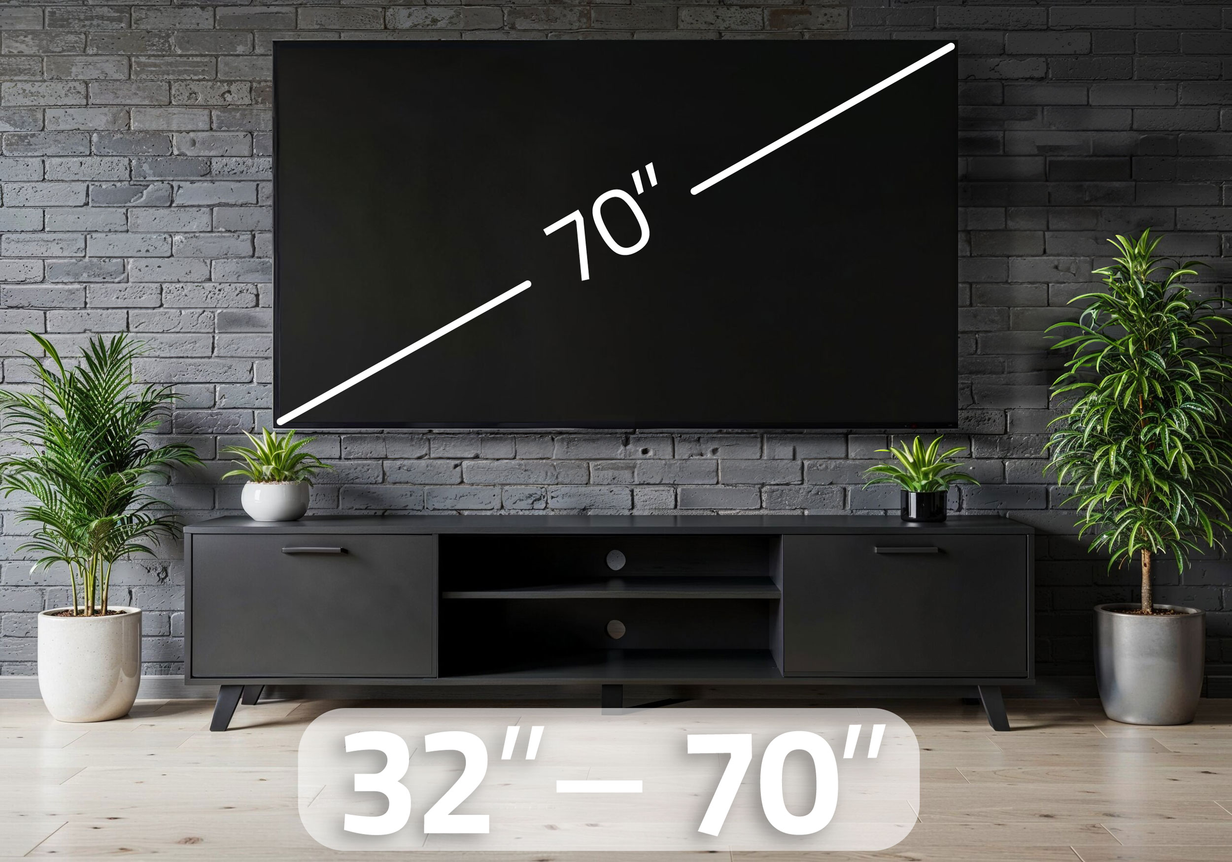 TV na czarnej szafce z roślinami. TV ma 70", szafka obsługuje 32"-70" ekrany.