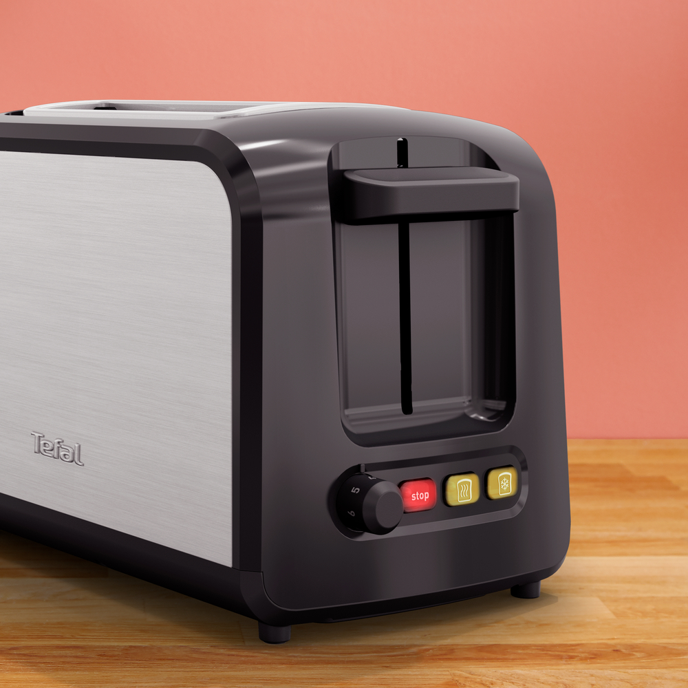 Czarny i srebrny toster na drewnianej powierzchni. Posiada przyciski i szczeliny na chleb.