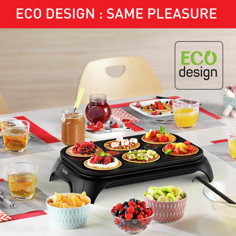 Stół z naleśnikami, miskami z owocami i napojami. Tekst u góry: 'ECO DESIGN : SAME PLEASURE'.