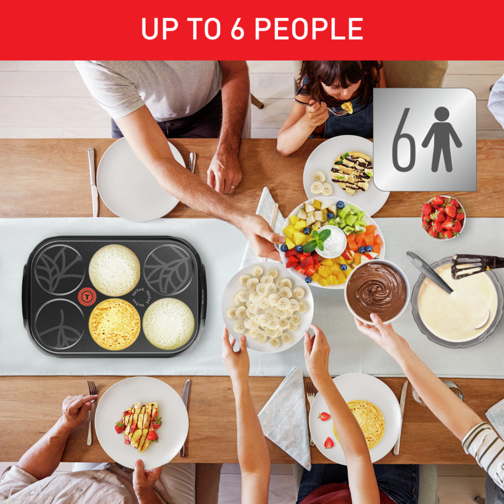 Grupa osób wokół stołu jedzących naleśniki i owoce. Ikona sześciu osób jest w prawym górnym rogu.