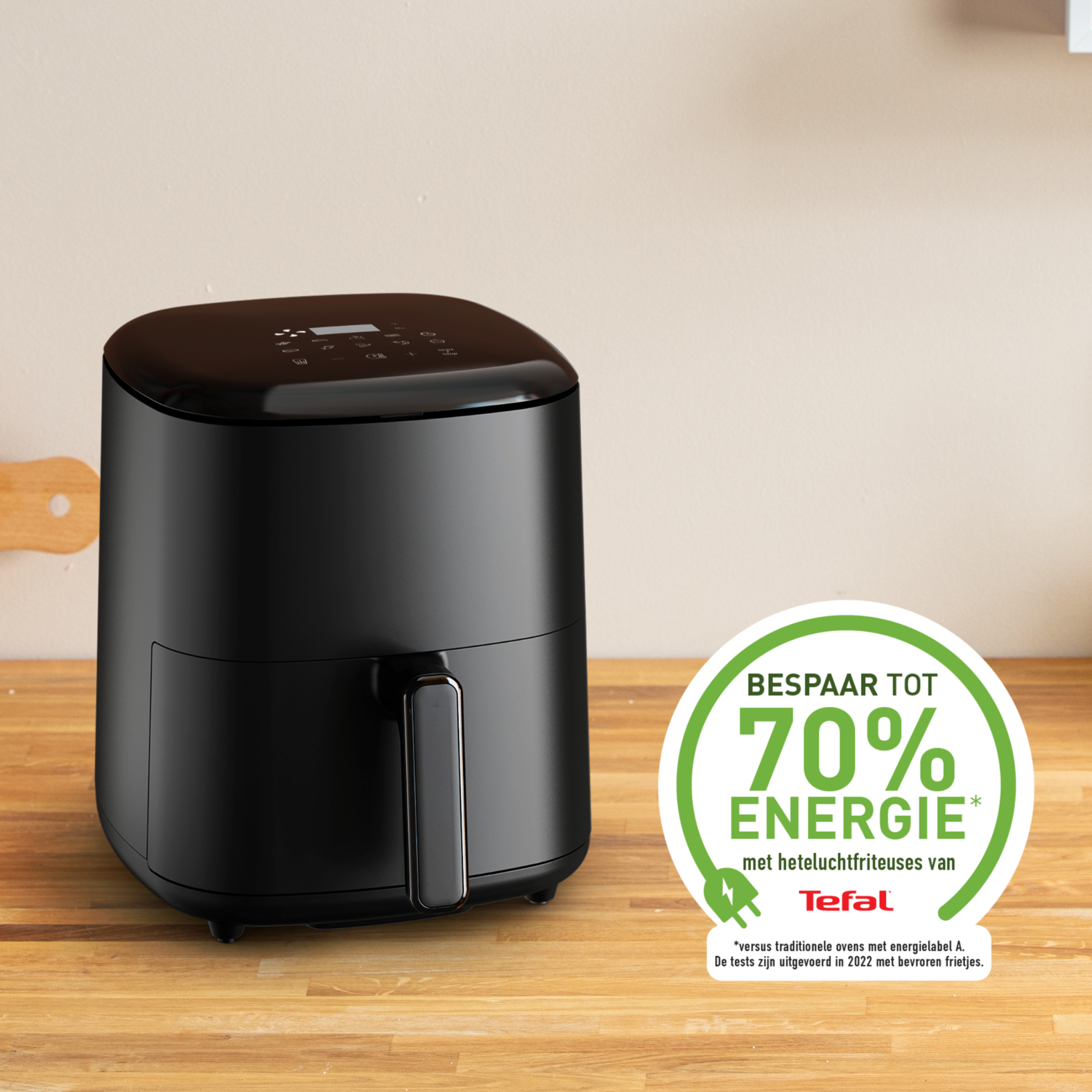 Freidora de aire negra con etiqueta de ahorro energético verde. Texto: 'AHORRA HASTA UN 70% DE ENERGÍA'.