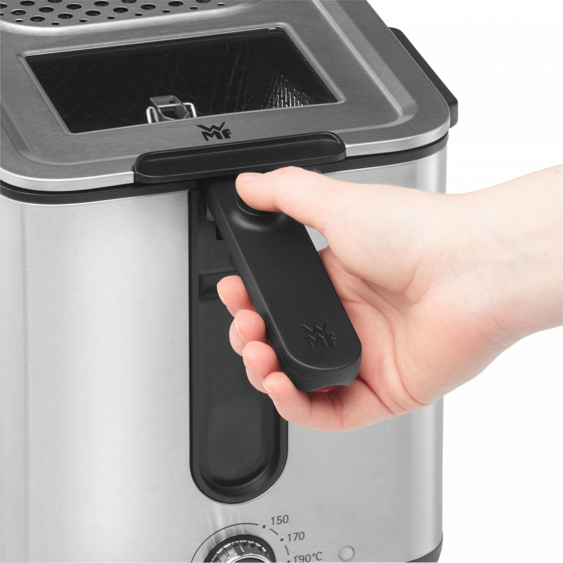 Ręka trzymająca czarny uchwyt frytkownicy, frytkownica jest srebrna.