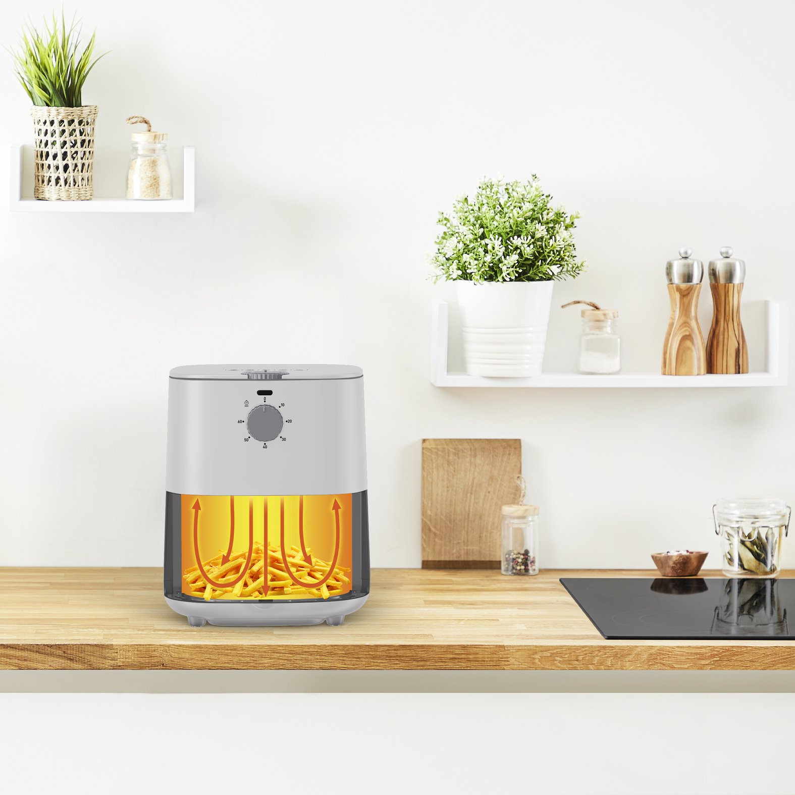 Una friggitrice ad aria con patatine fritte all'interno, appoggiata su un bancone di legno. Sfondo cucina con piante e mensole.