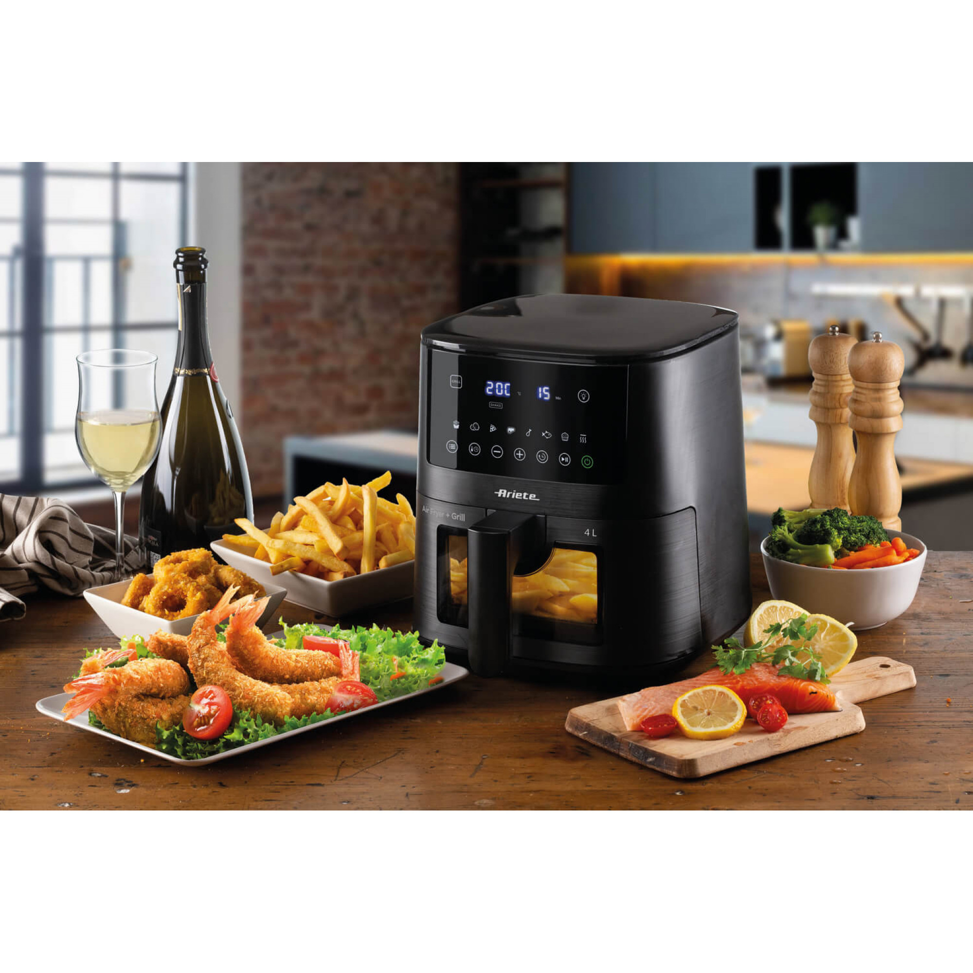 Stół z czarną frytownicą powietrzną i różnymi potrawami, w tym frytkami i krewetkami.