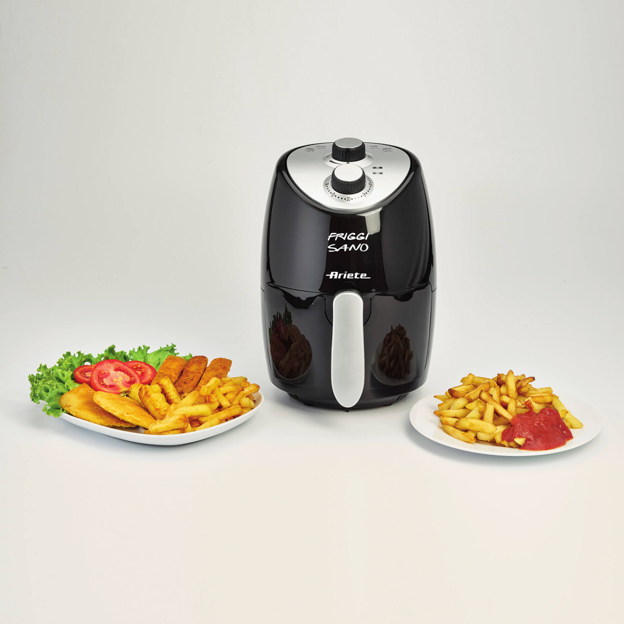 Friggitrice ad aria Ariete nera con piatti di patatine fritte e cibo fritto. Sfondo bianco.