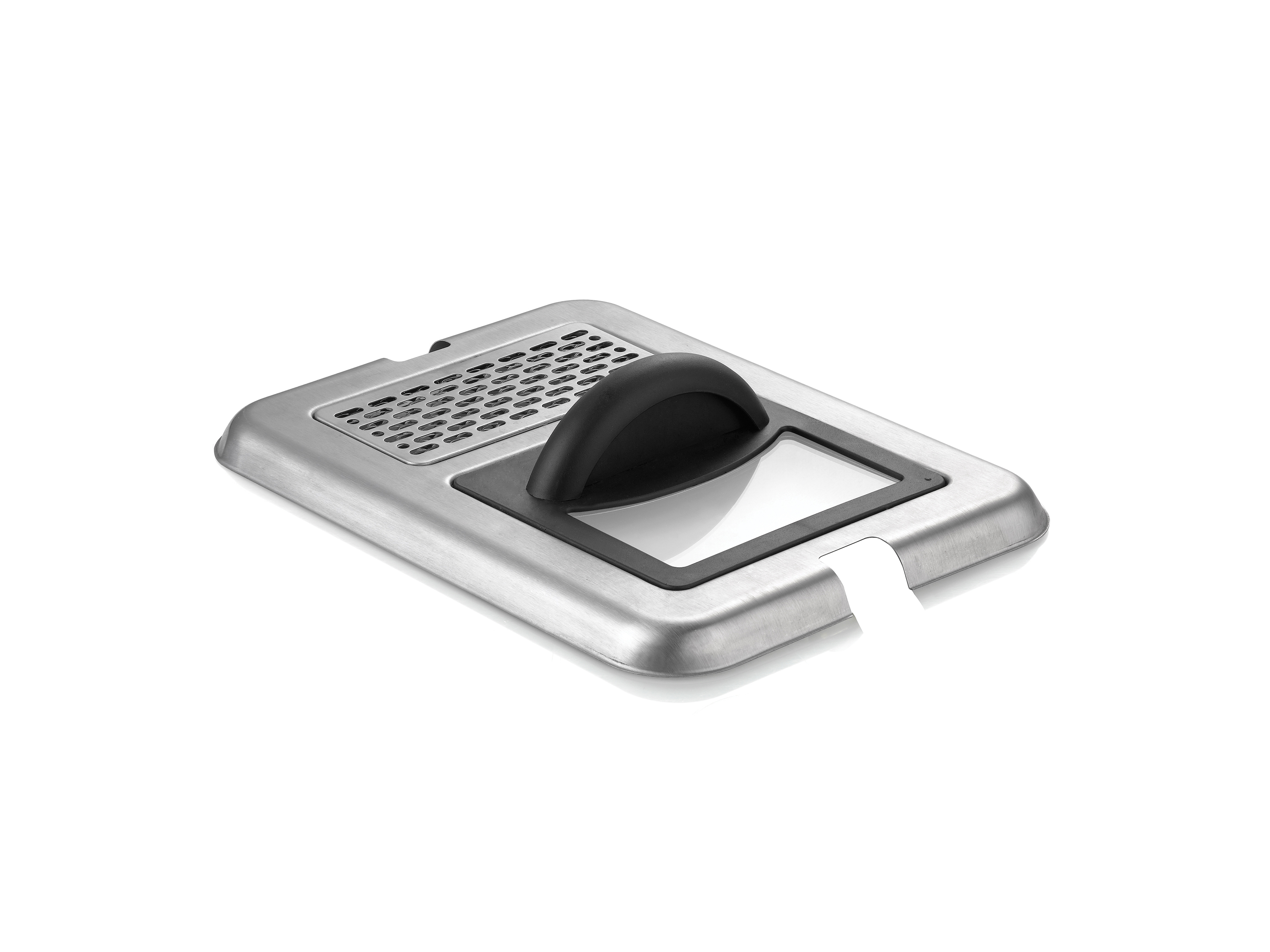 Srebrny prostokątny filtr z czarnym uchwytem. Jest to element frytkownicy. Białe tło.