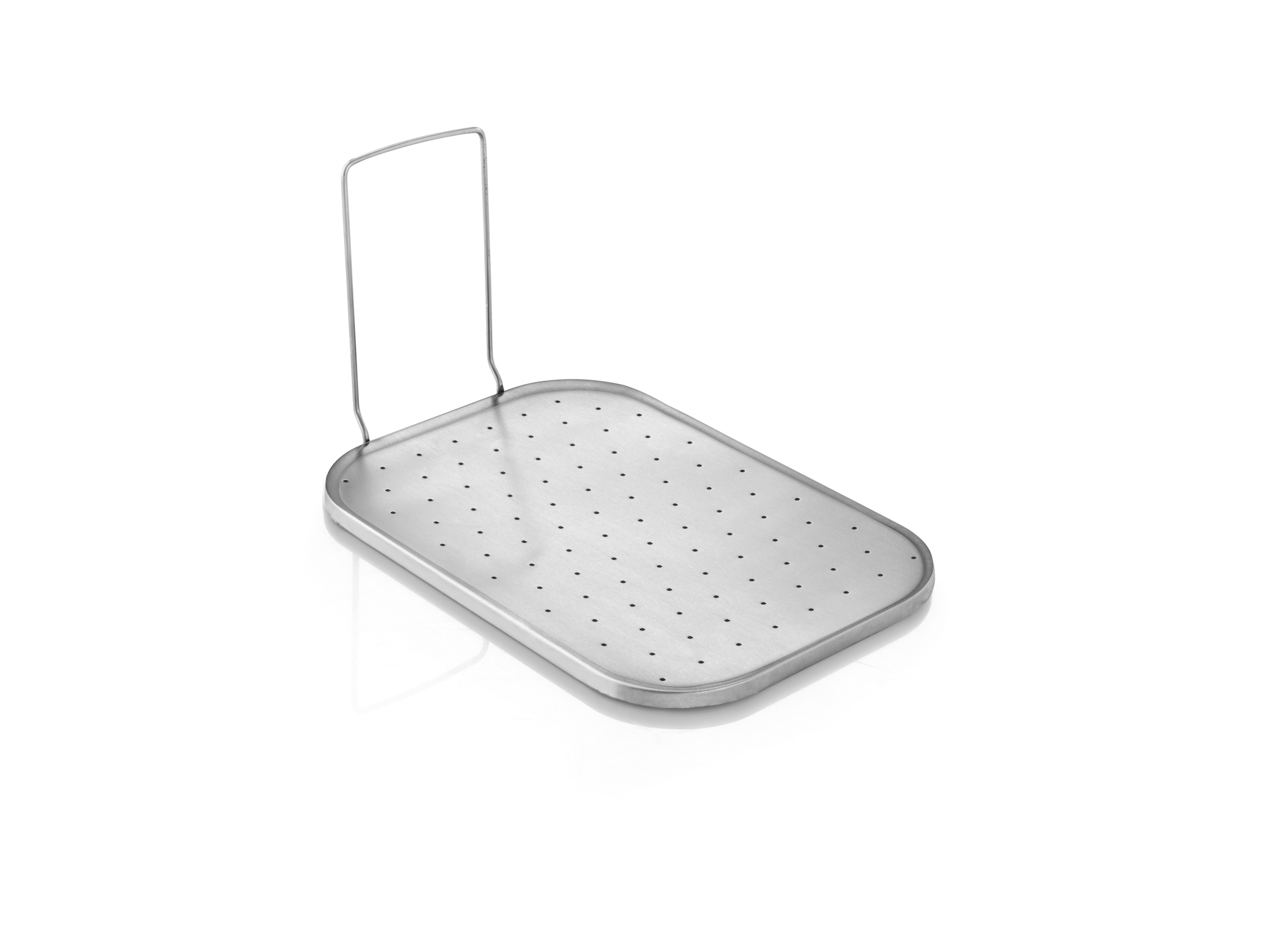 Perforowana taca ze stali nierdzewnej z uchwytem, na białym tle.