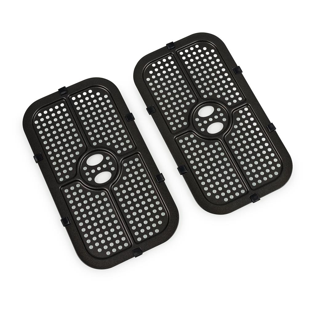 Dwa ciemnoszare kosze do frytkownicy powietrznej z perforowanymi otworami, ustawione pod kątem na białej powierzchni.