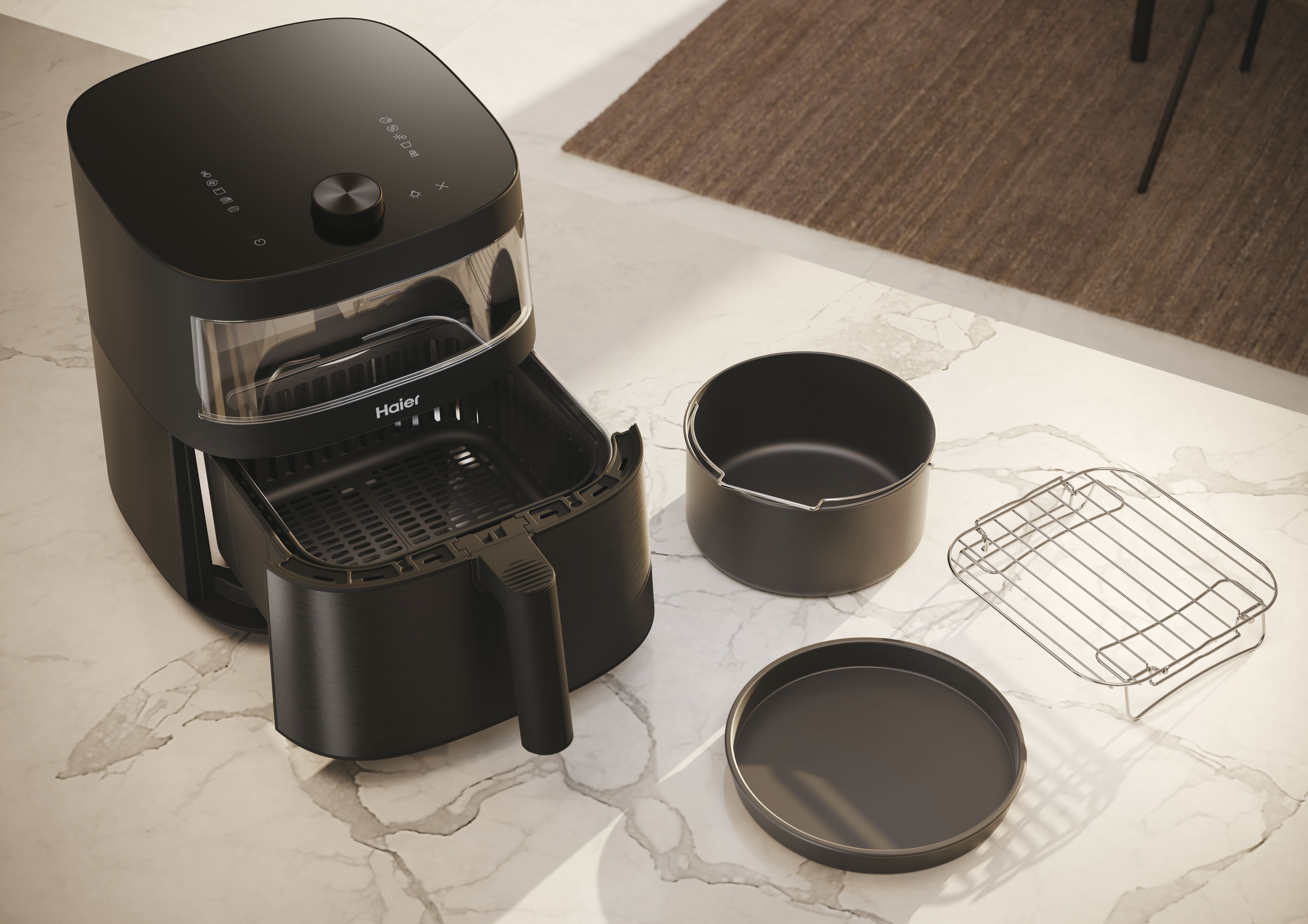 Friggitrice ad aria nera con accessori. La friggitrice è aperta, mostrando il cestello. Altri accessori sono visibili.