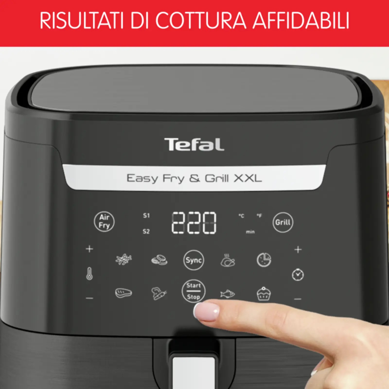 Palec naciska przycisk na czarnej frytkownicy powietrznej.